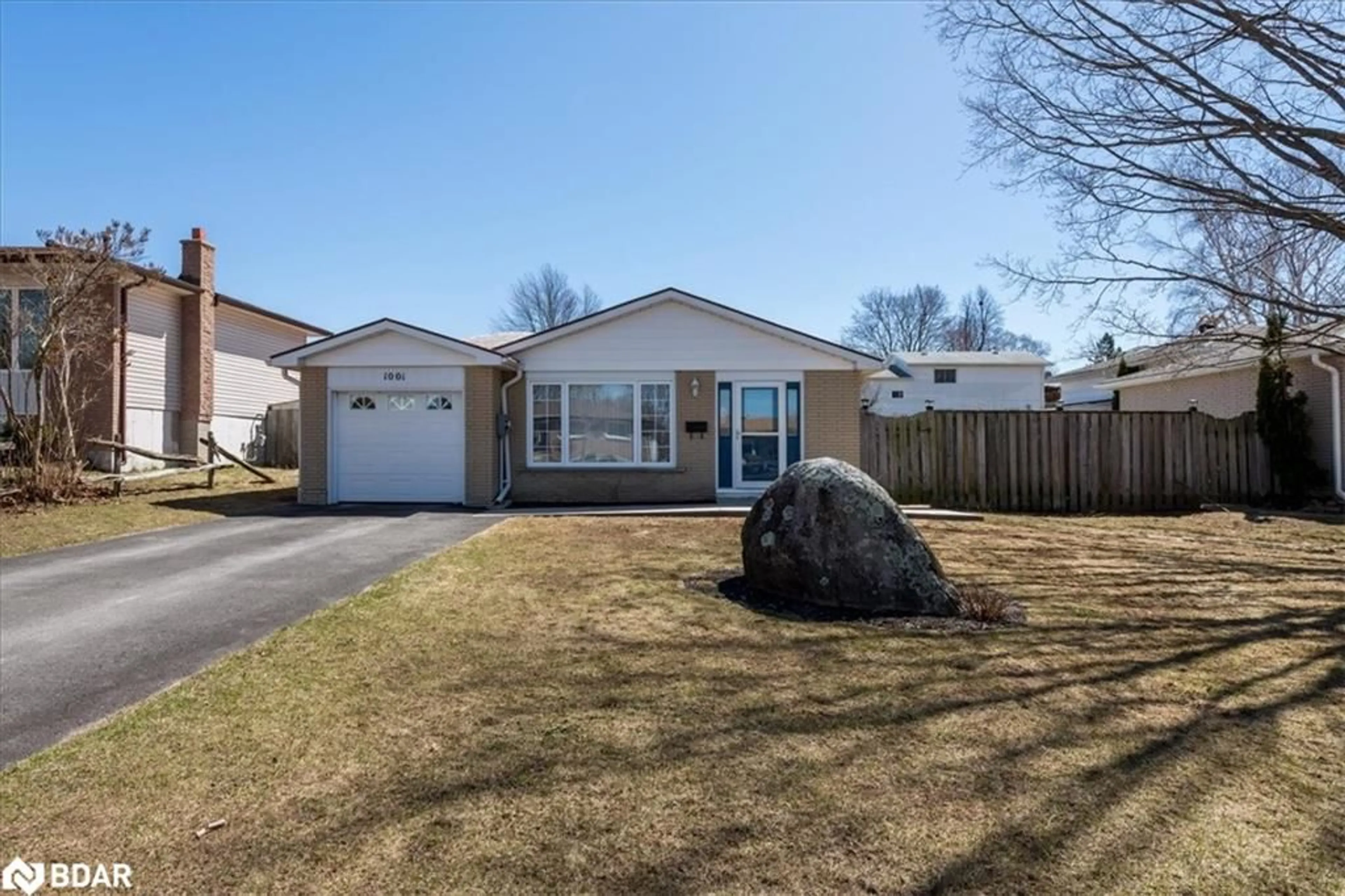 Home with vinyl exterior material, street for 1001 Howard St, Midland Ontario L4R 4P8