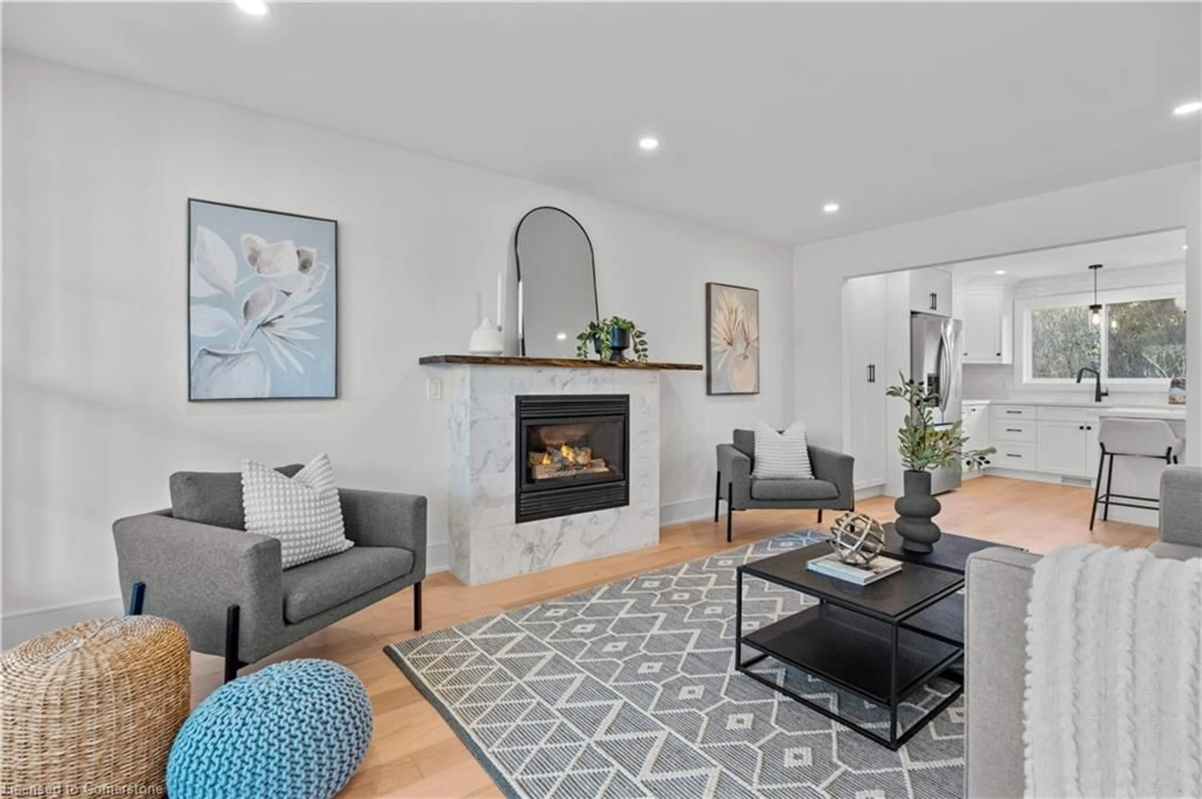 Living room with furniture, unknown for 2185 Blackburn Crt, Burlington Ontario L7P 4B3