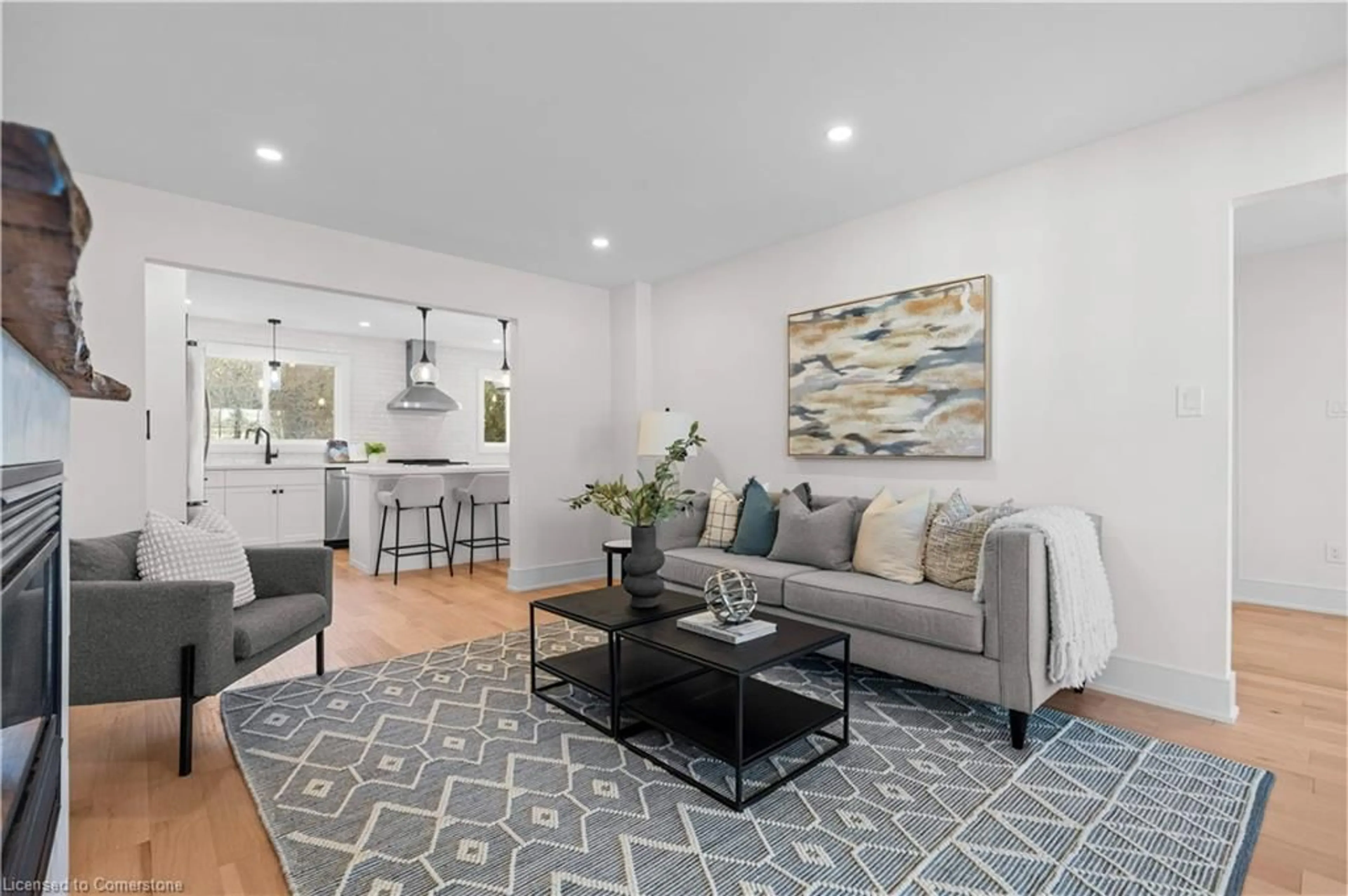 Living room with furniture, unknown for 2185 Blackburn Crt, Burlington Ontario L7P 4B3