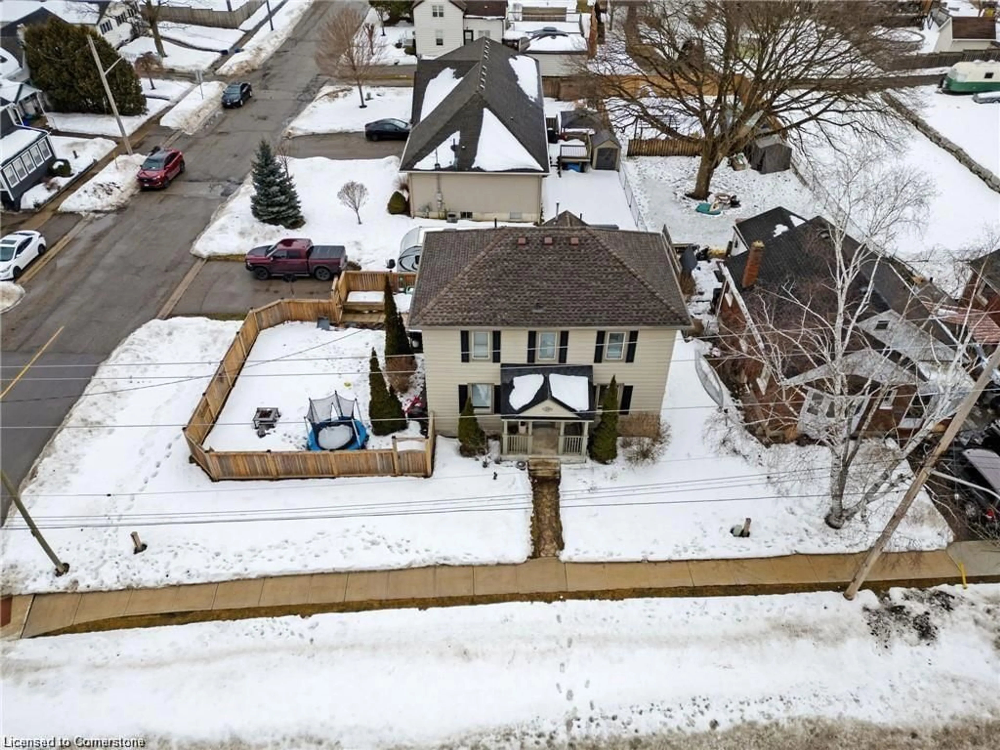 A pic from outside/outdoor area/front of a property/back of a property/a pic from drone, street for 28 Market St, Paris Ontario N3L 3A8