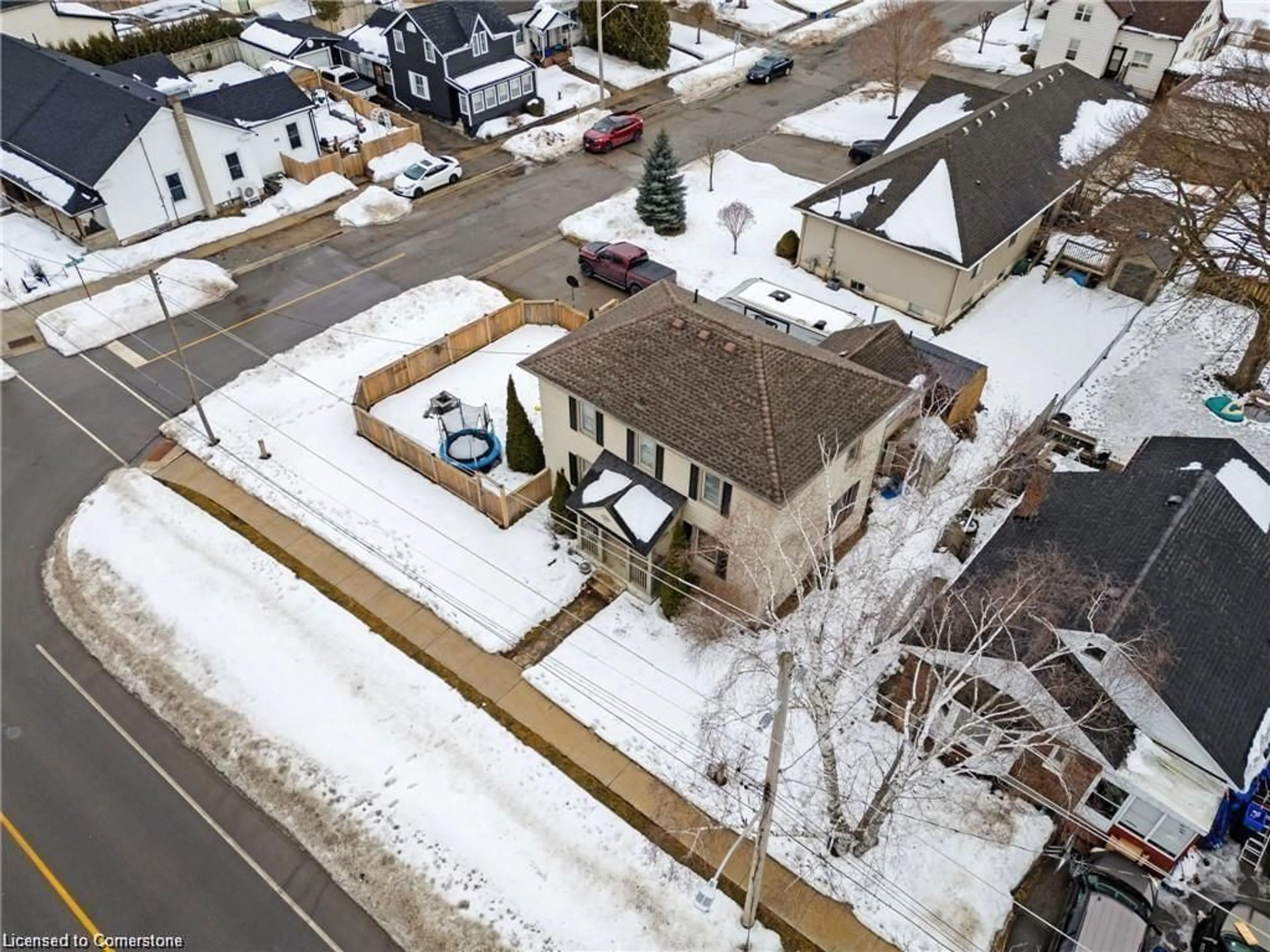 A pic from outside/outdoor area/front of a property/back of a property/a pic from drone, street for 28 Market St, Paris Ontario N3L 3A8