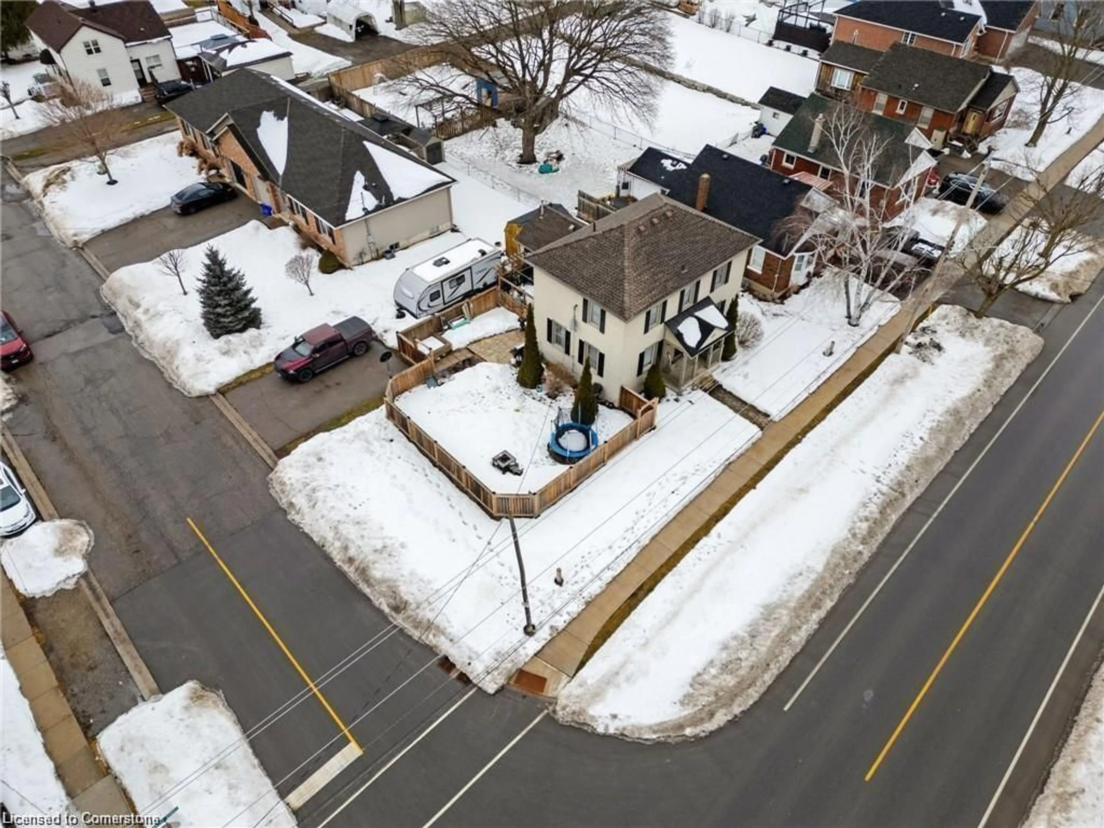 A pic from outside/outdoor area/front of a property/back of a property/a pic from drone, street for 28 Market St, Paris Ontario N3L 3A8