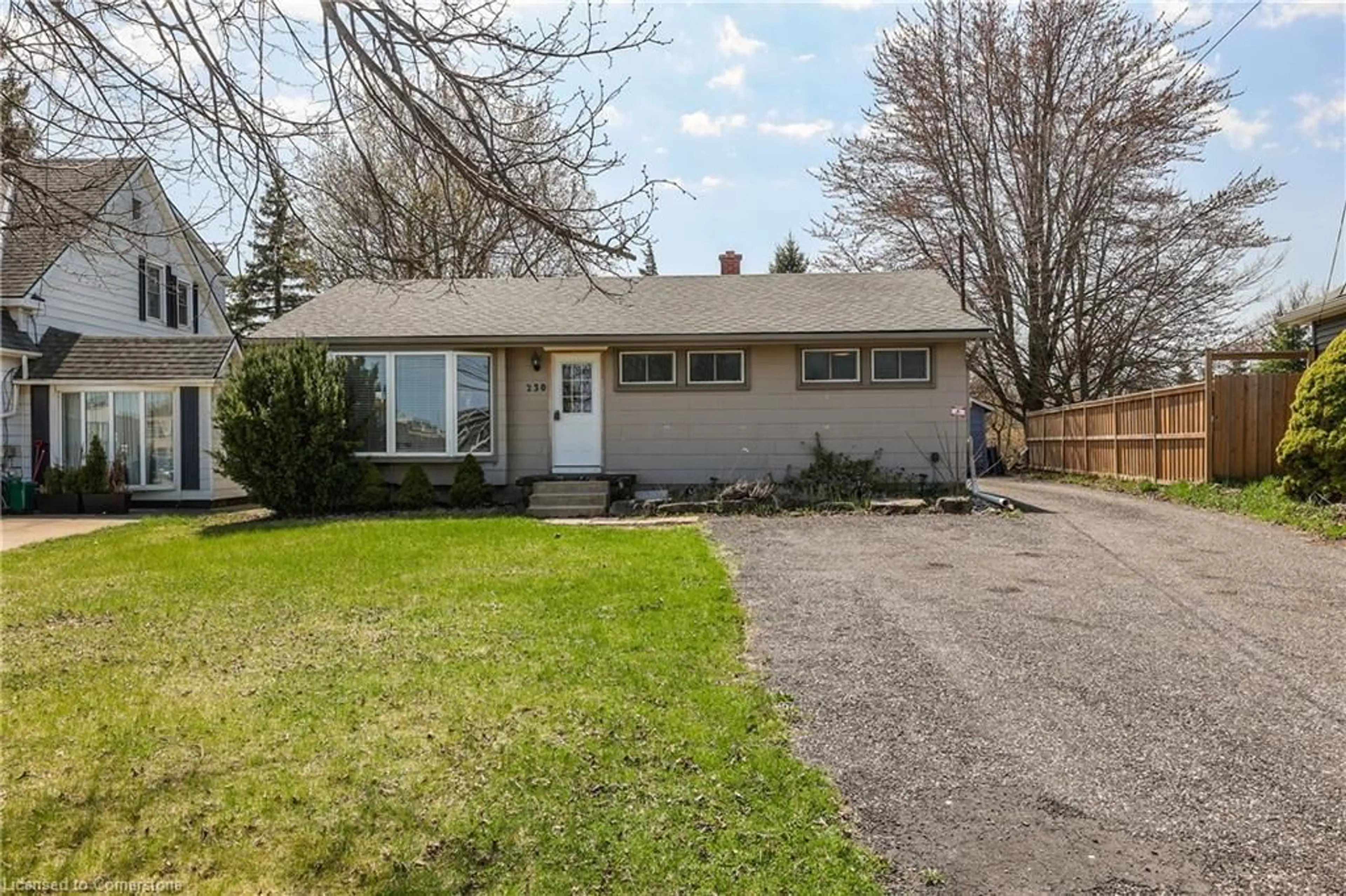 Home with vinyl exterior material, street for 230 St Catharines St, Smithville Ontario L0R 2A0