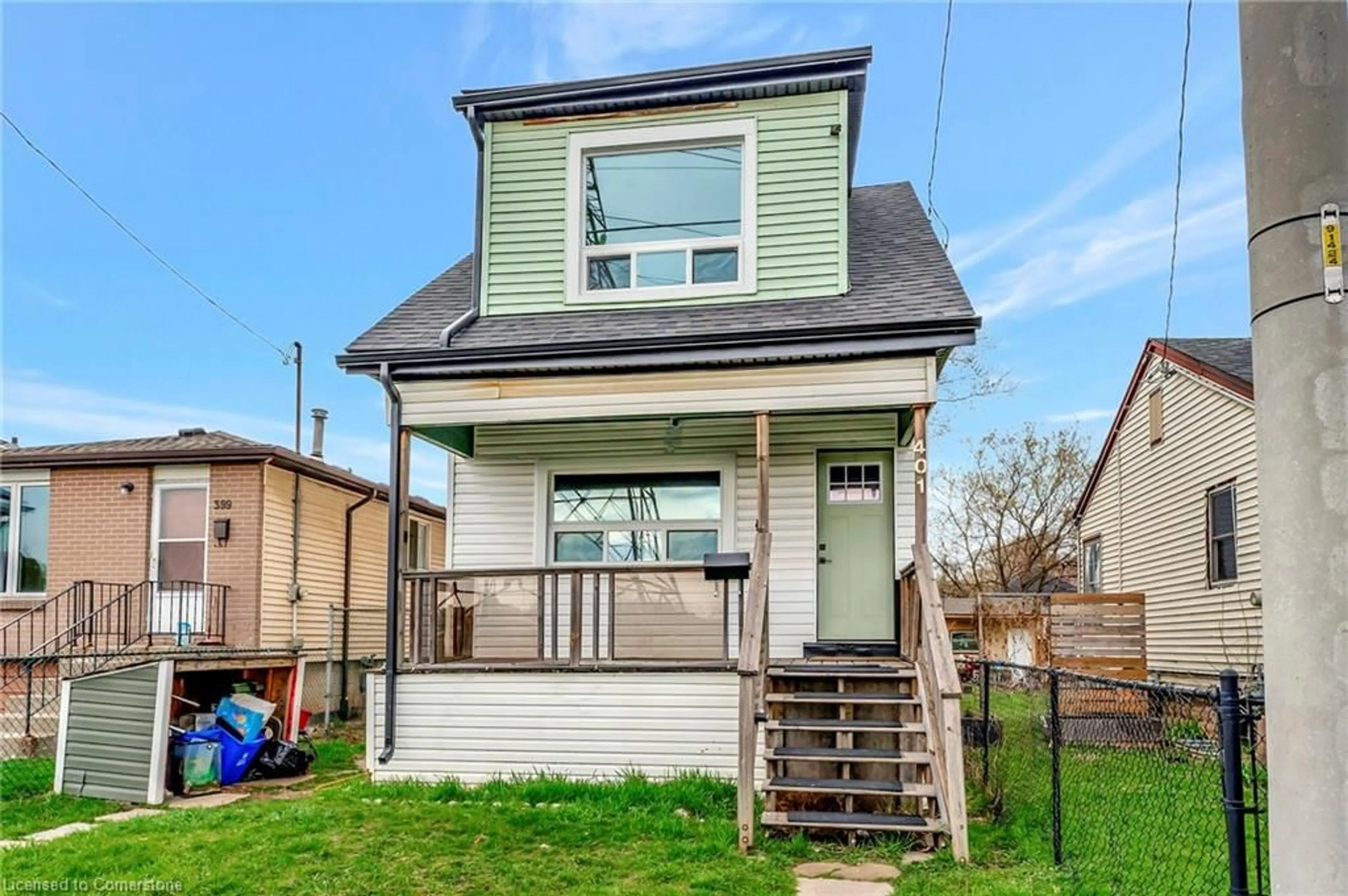 Home with vinyl exterior material, street for 401 Strathearne Ave, Hamilton Ontario L8H 5L2