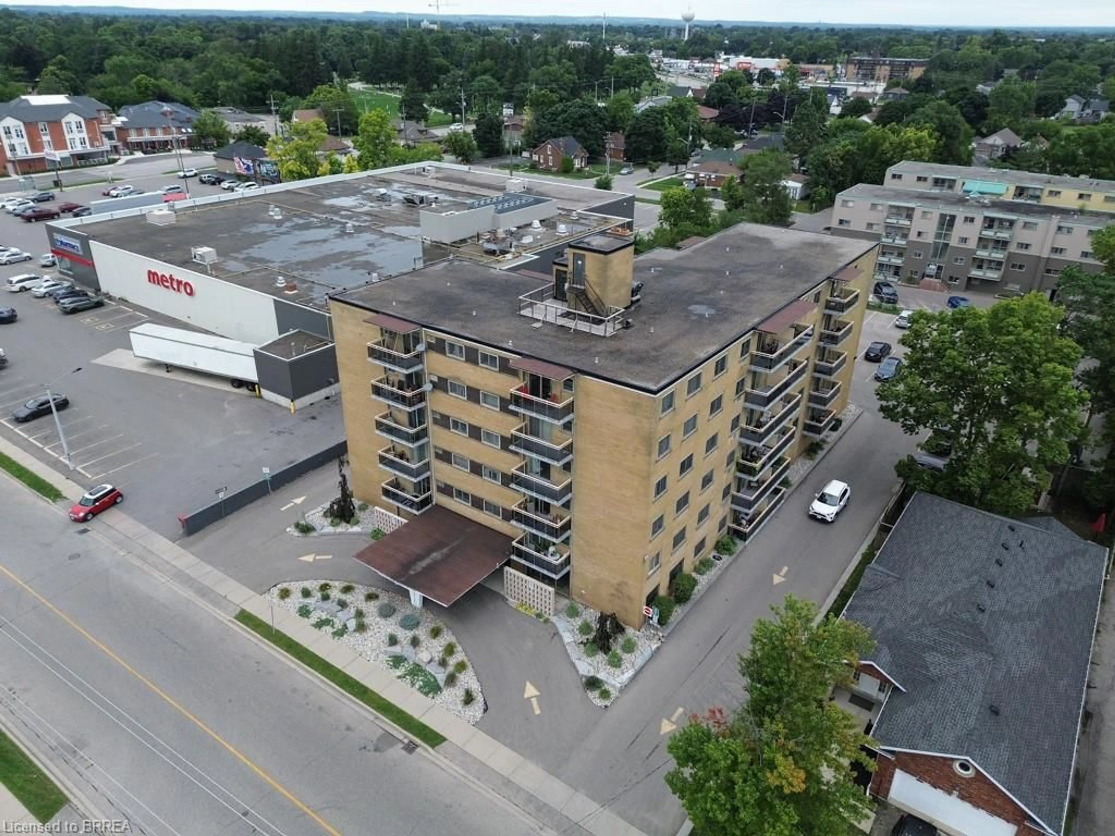 A pic from outside/outdoor area/front of a property/back of a property/a pic from drone, unknown for 87 St George St #202, Brantford Ontario N3R 1V5