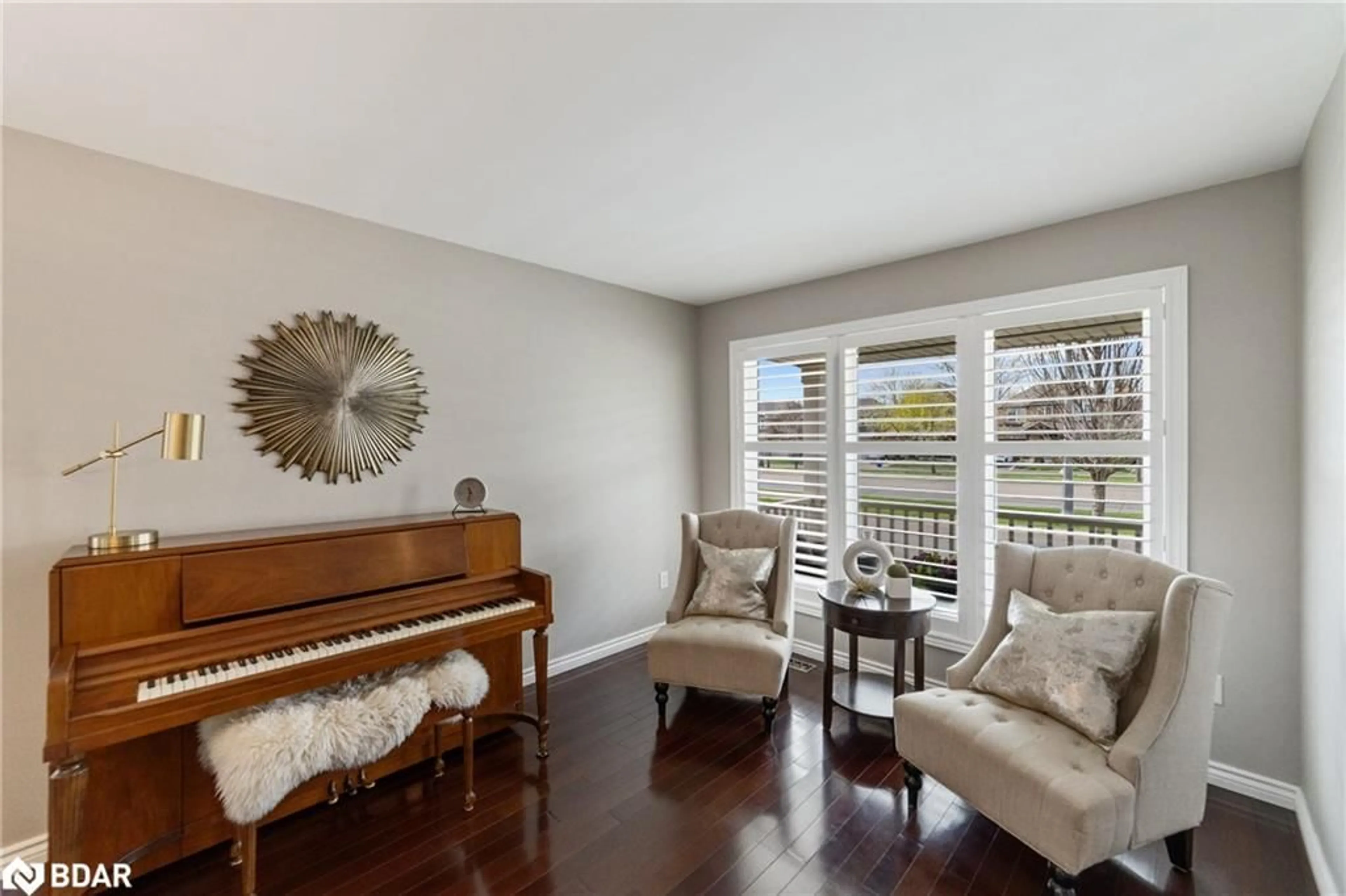 Living room with furniture, wood/laminate floor for 2379 Proudfoot Trail, Oakville Ontario L6M 4X9