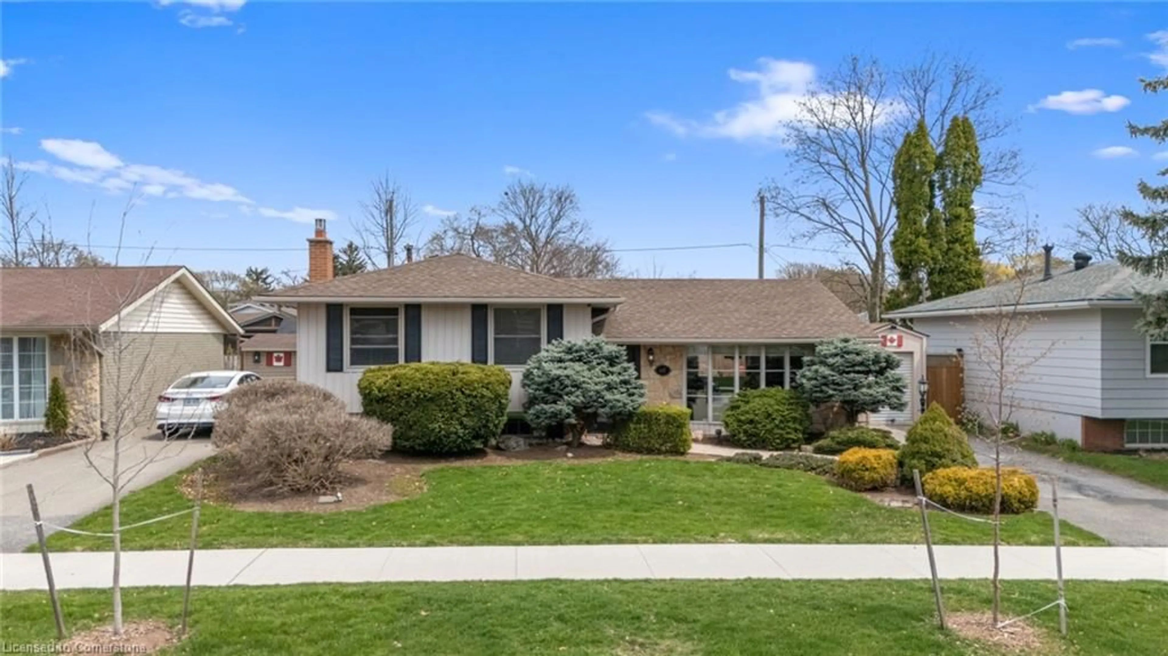 Home with vinyl exterior material, street for 637 Thornwood Ave, Burlington Ontario L7N 3B9