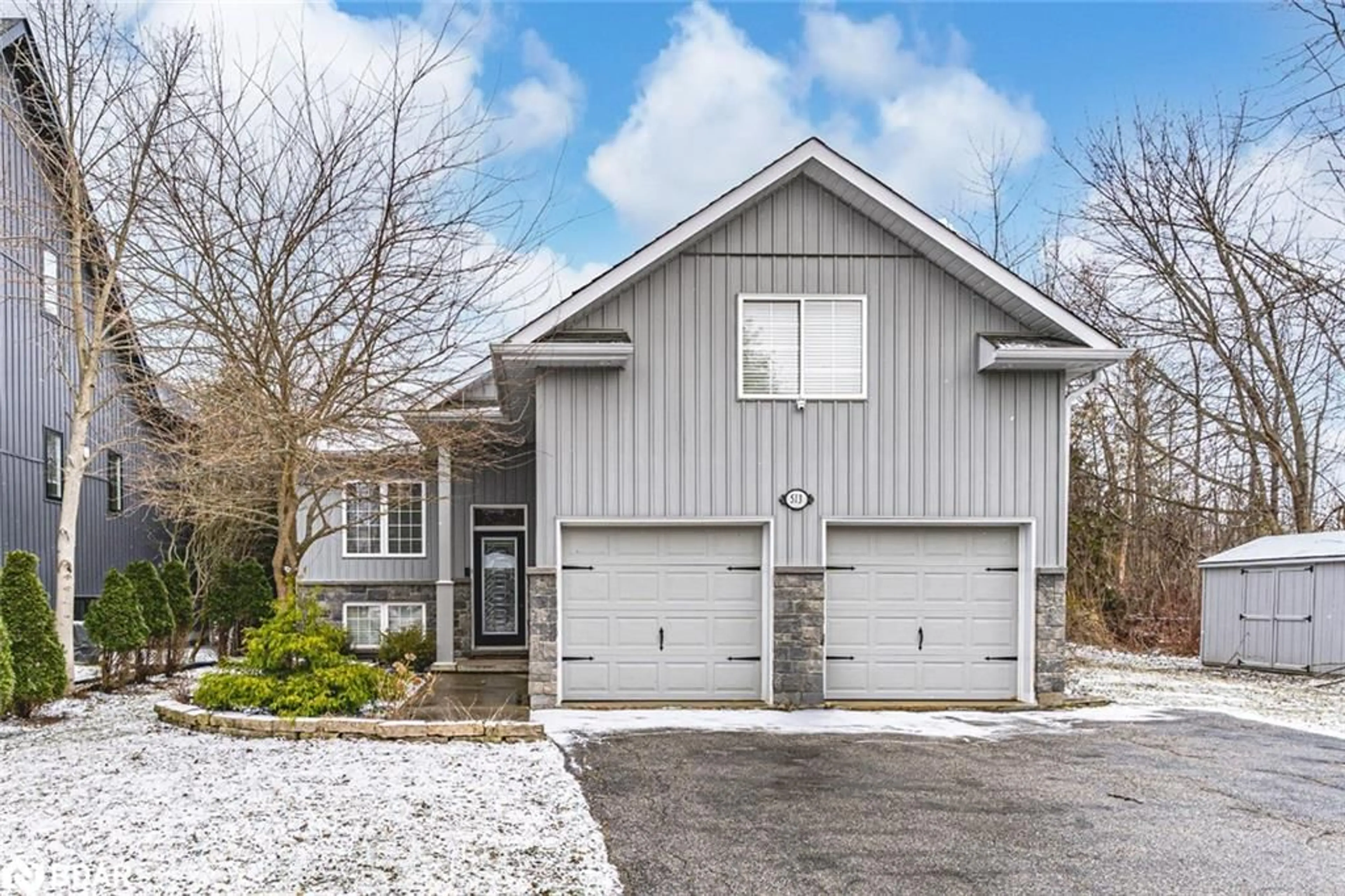 Home with vinyl exterior material, street for 513 Mapleview Dr, Innisfil Ontario L9S 2Z4