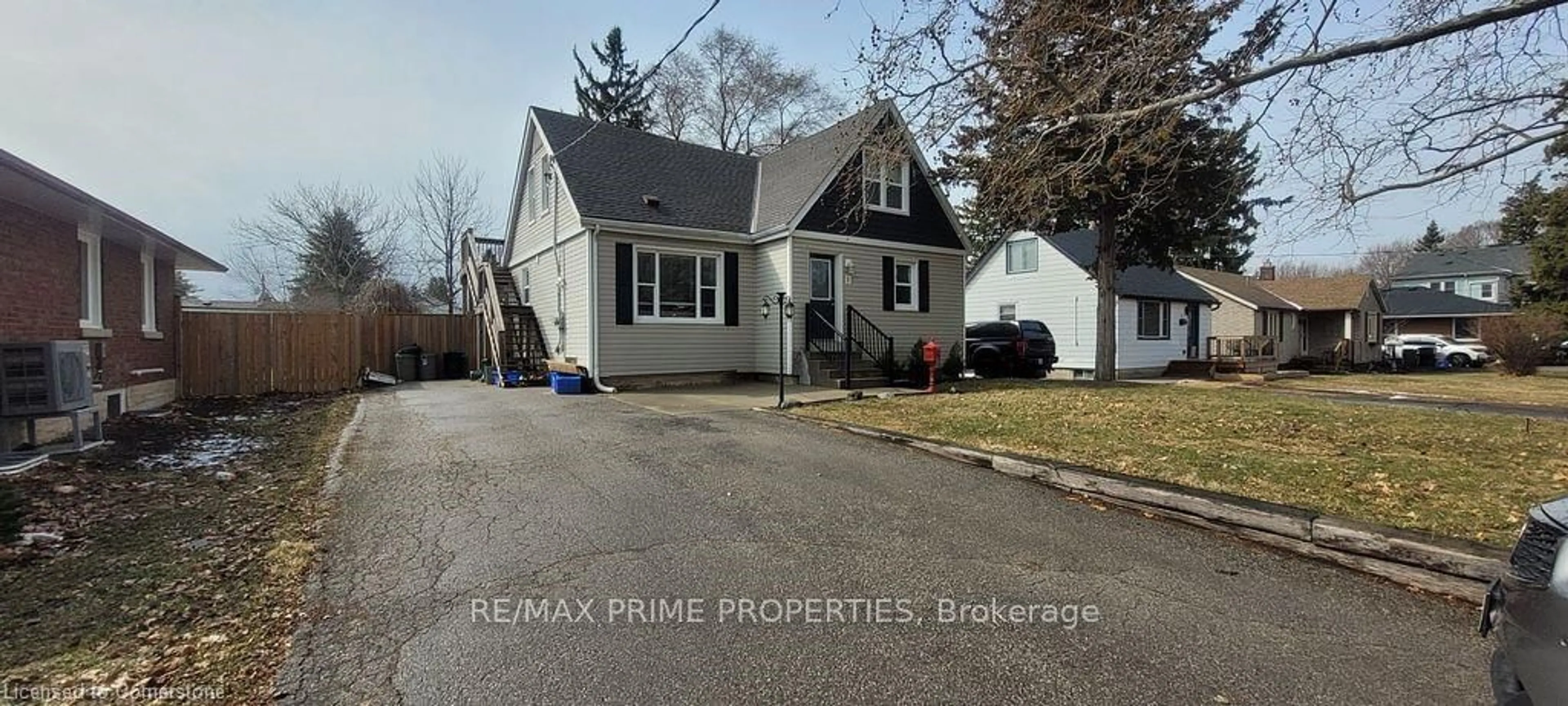 Home with vinyl exterior material, street for 8 Elgin St, Cambridge Ontario N1R 5G2