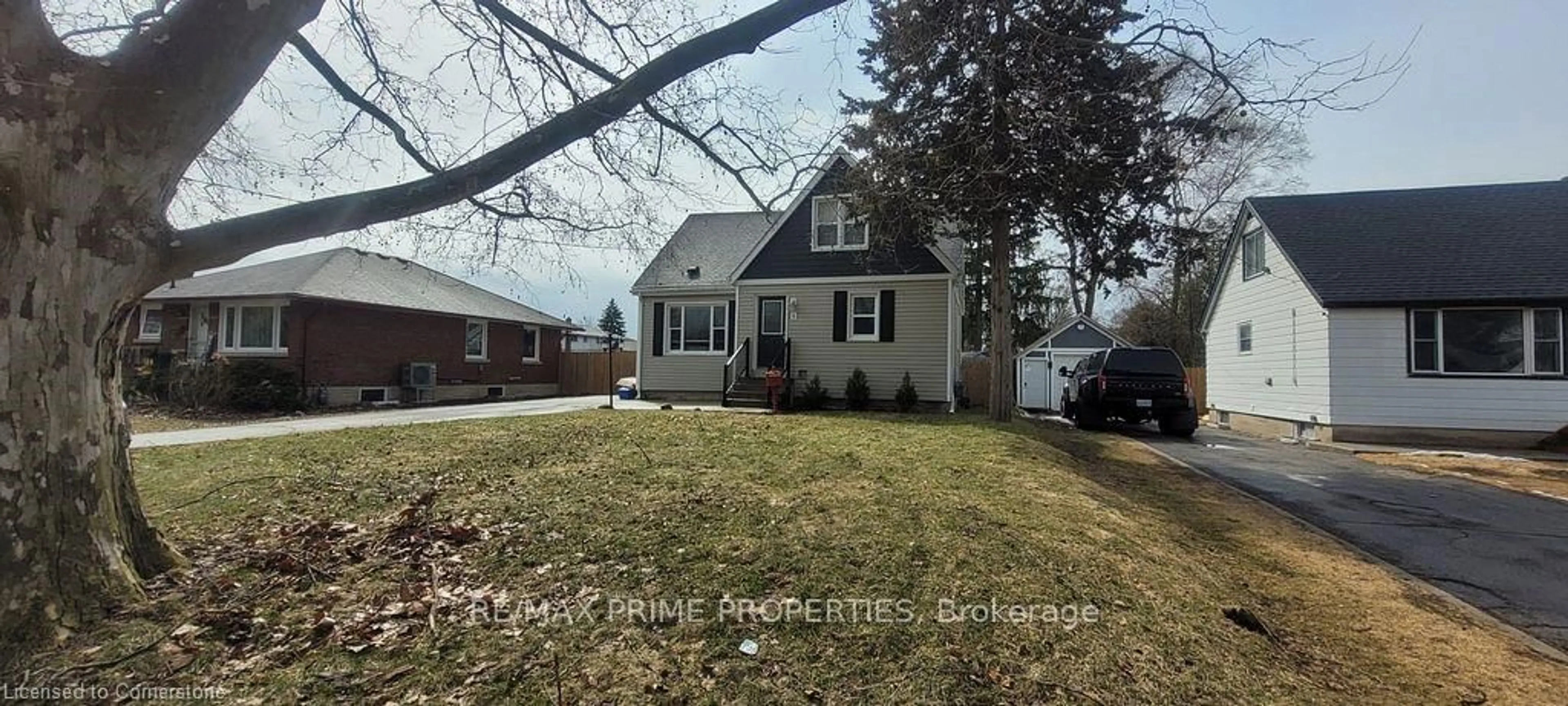 Home with vinyl exterior material, street for 8 Elgin St, Cambridge Ontario N1R 5G2