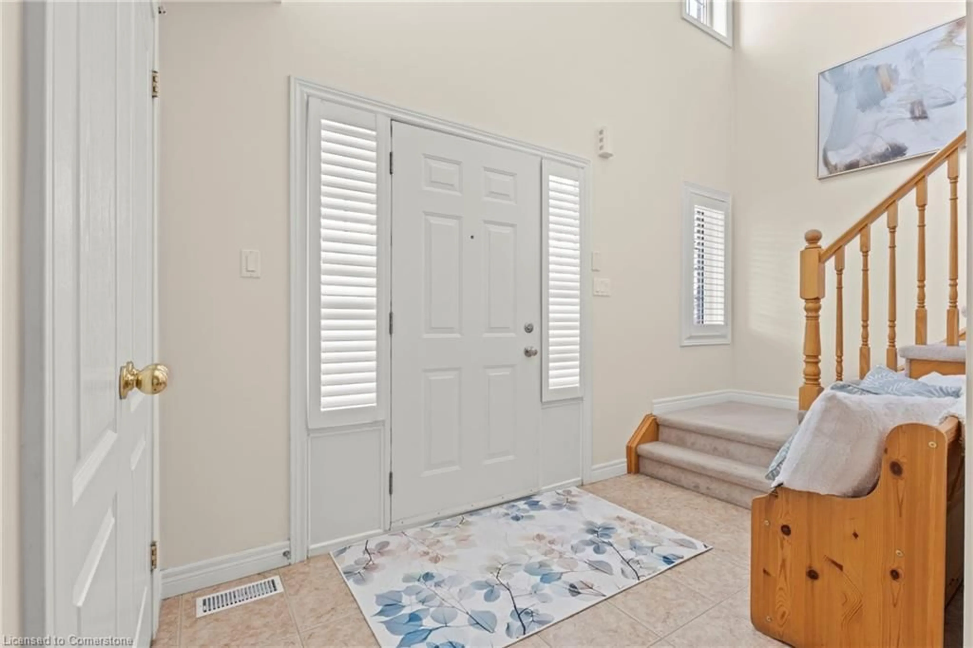 Indoor entryway for 2409 Norland Dr, Burlington Ontario L7L 6X8