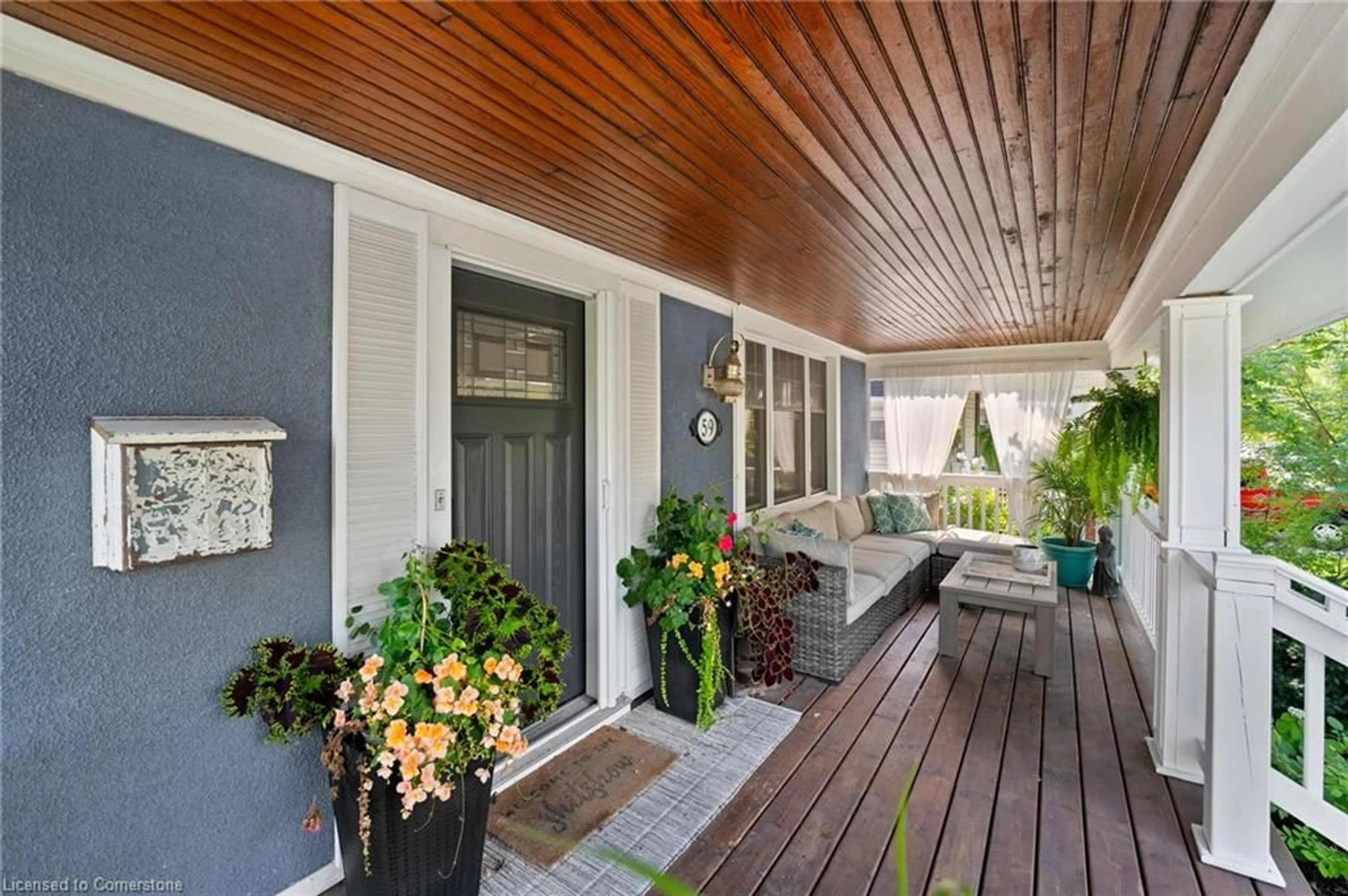 Indoor entryway for 59 South Dr, St. Catharines Ontario L2R 4V3