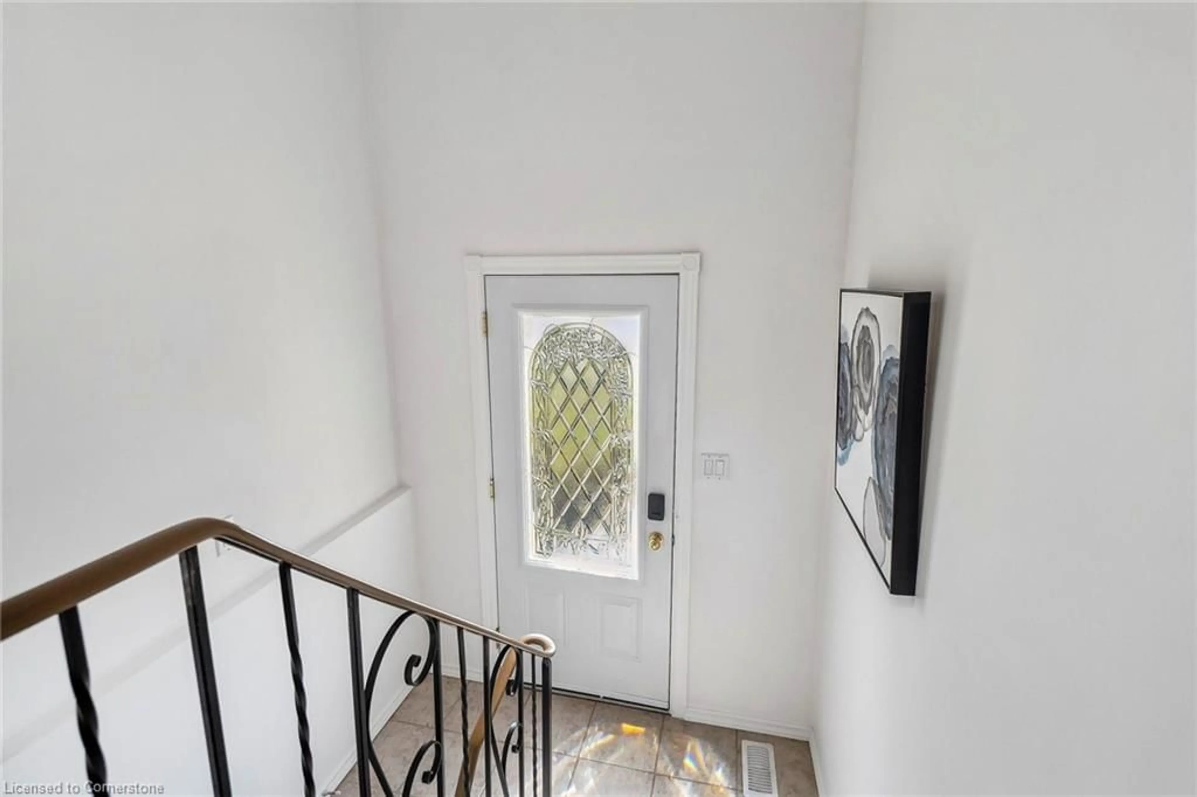 Indoor entryway for 62 Guildwood Dr, Hamilton Ontario L9C 6S4
