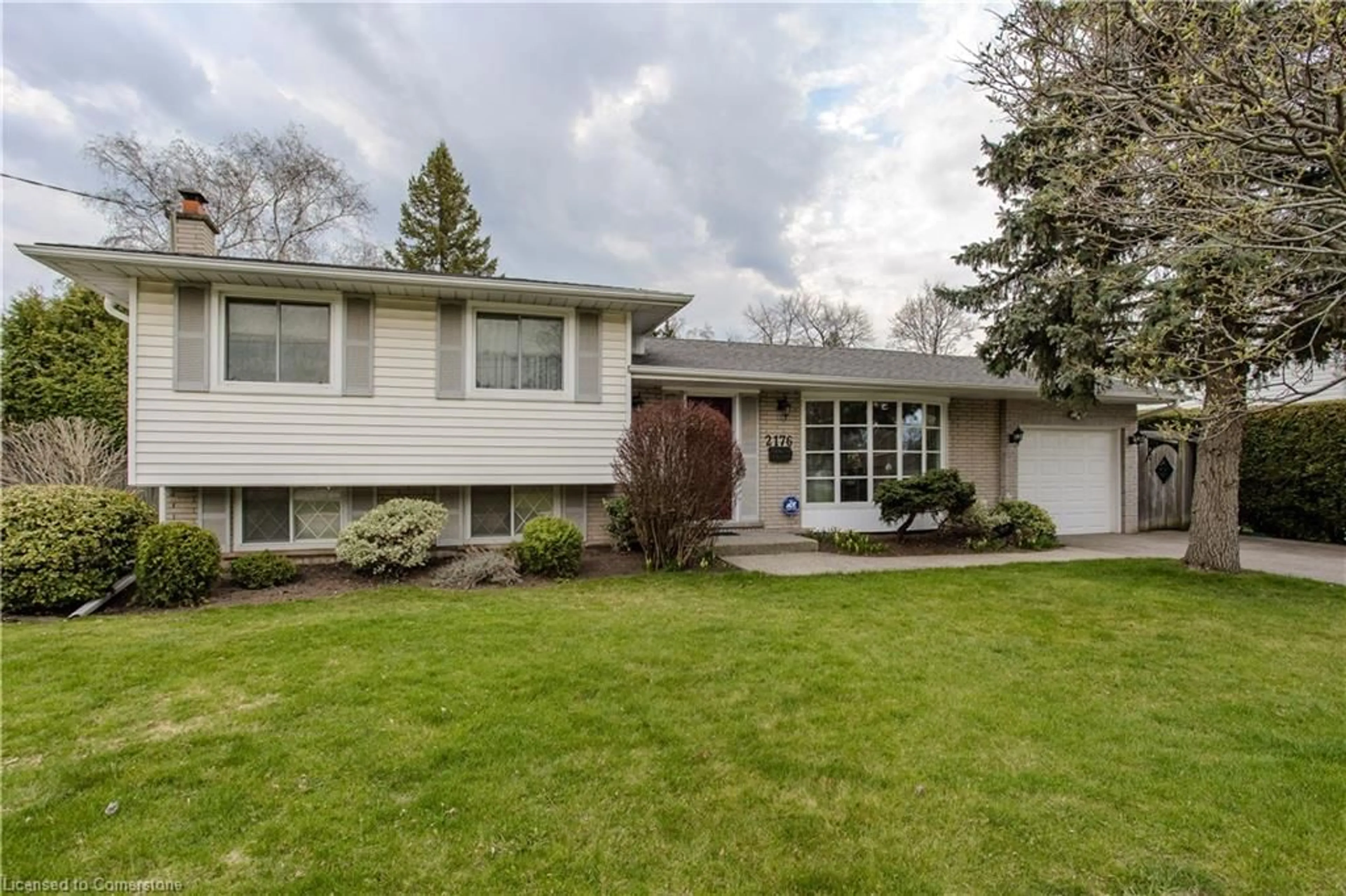 Home with vinyl exterior material, street for 2176 Prospect St, Burlington Ontario L7R 1Z7