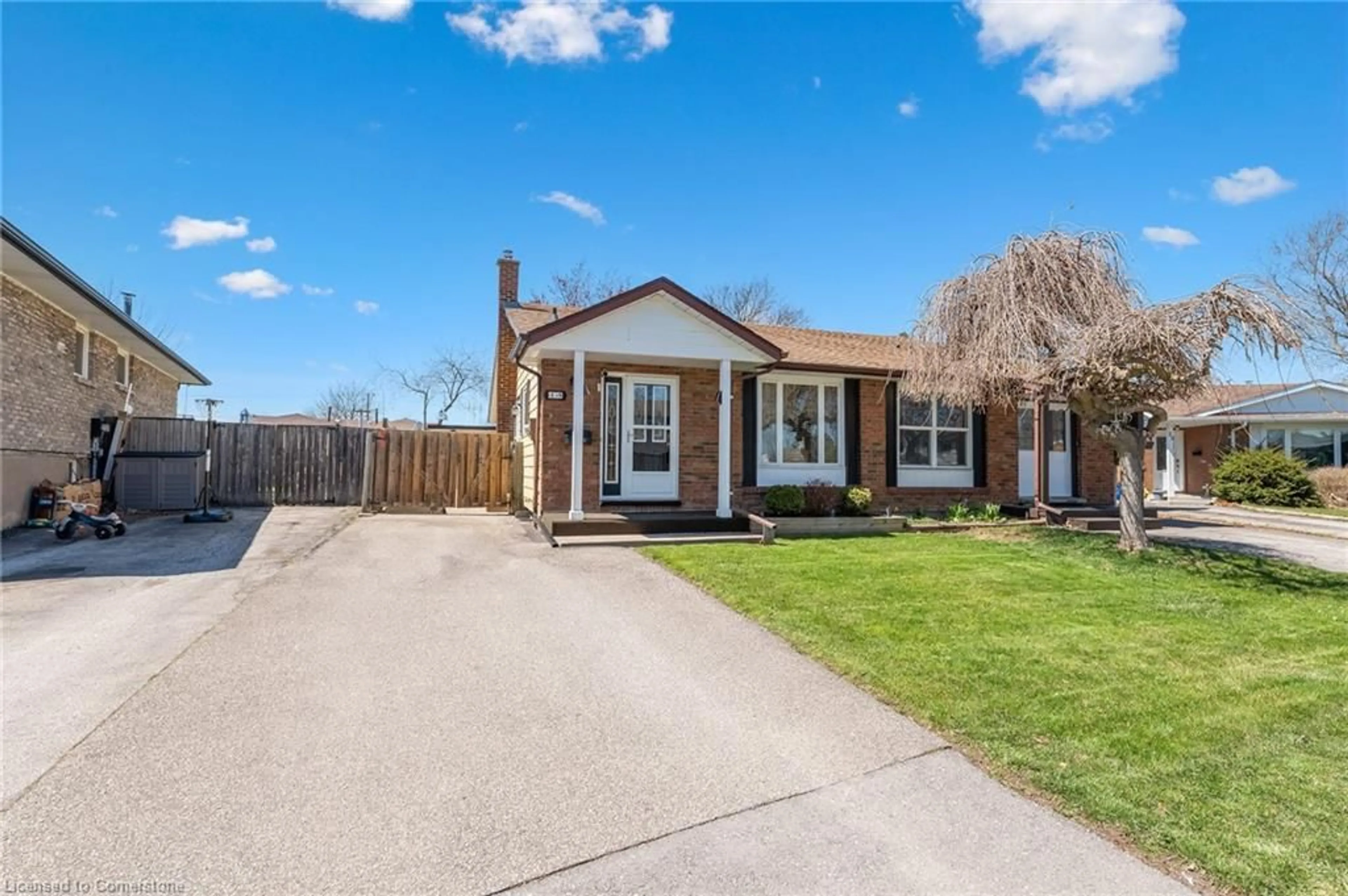 Home with brick exterior material, street for 19 Fairlawn Cres, Welland Ontario L3C 5Z2