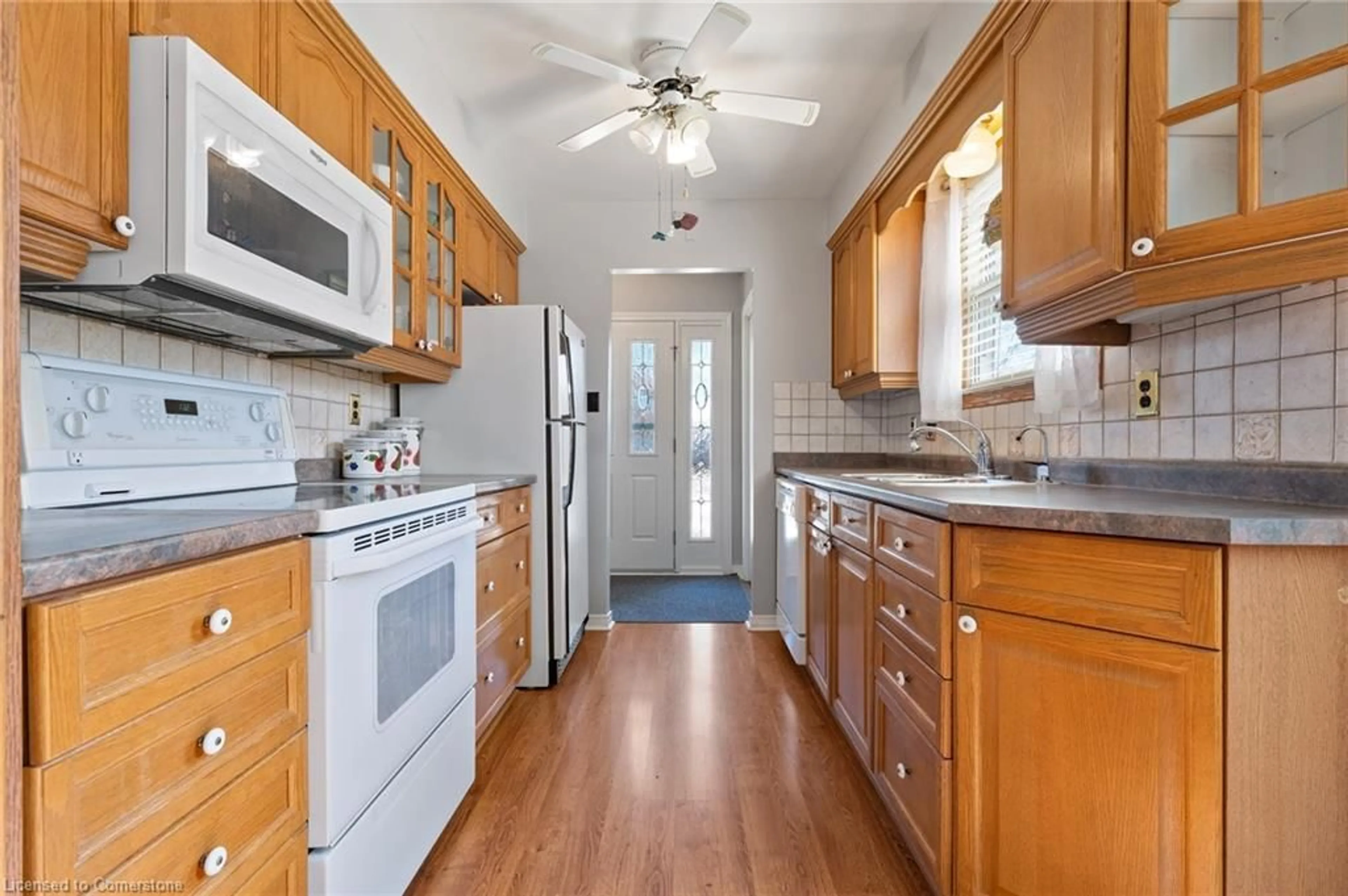 Standard kitchen, unknown for 19 Fairlawn Cres, Welland Ontario L3C 5Z2