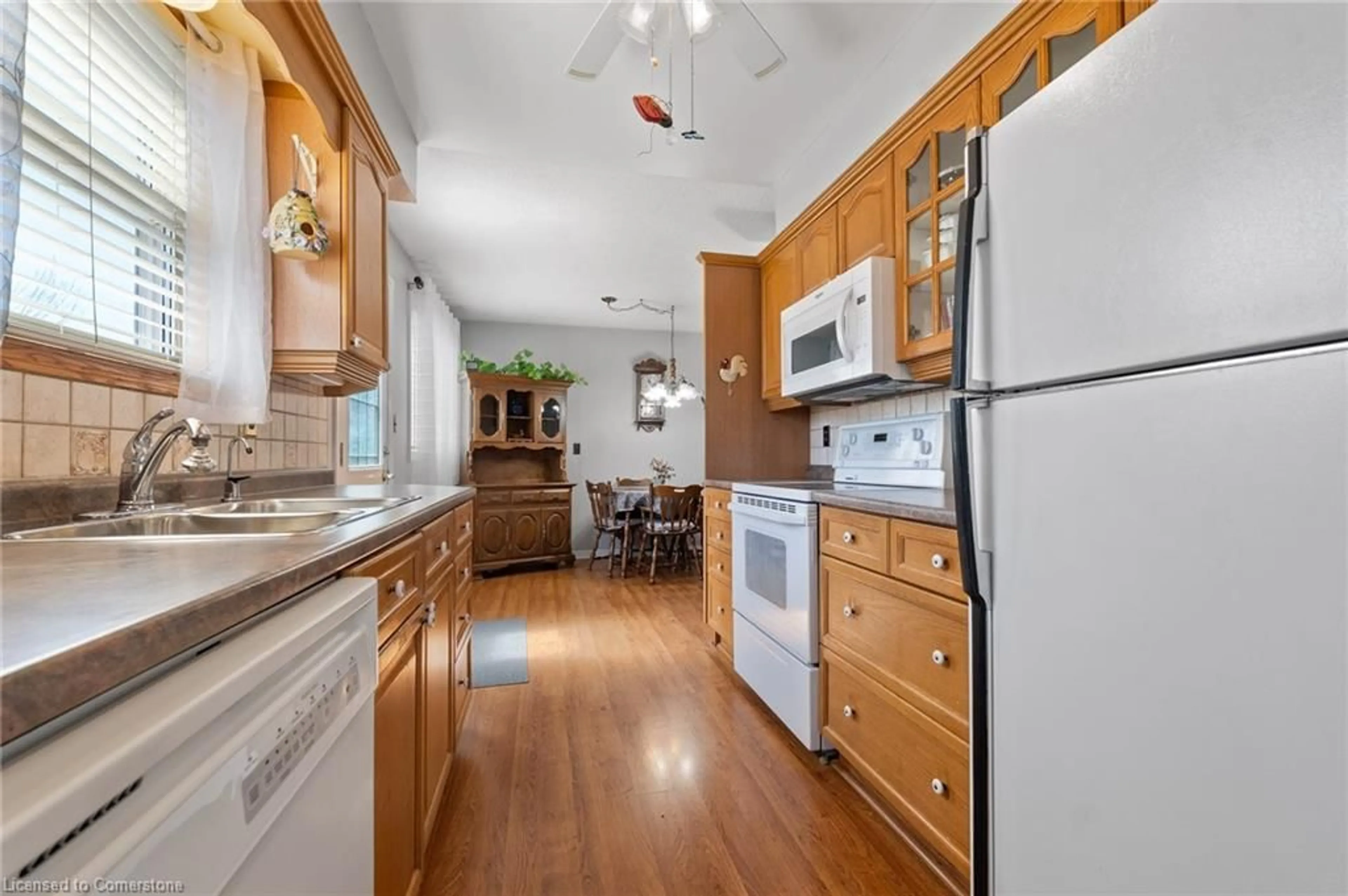 Standard kitchen, unknown for 19 Fairlawn Cres, Welland Ontario L3C 5Z2