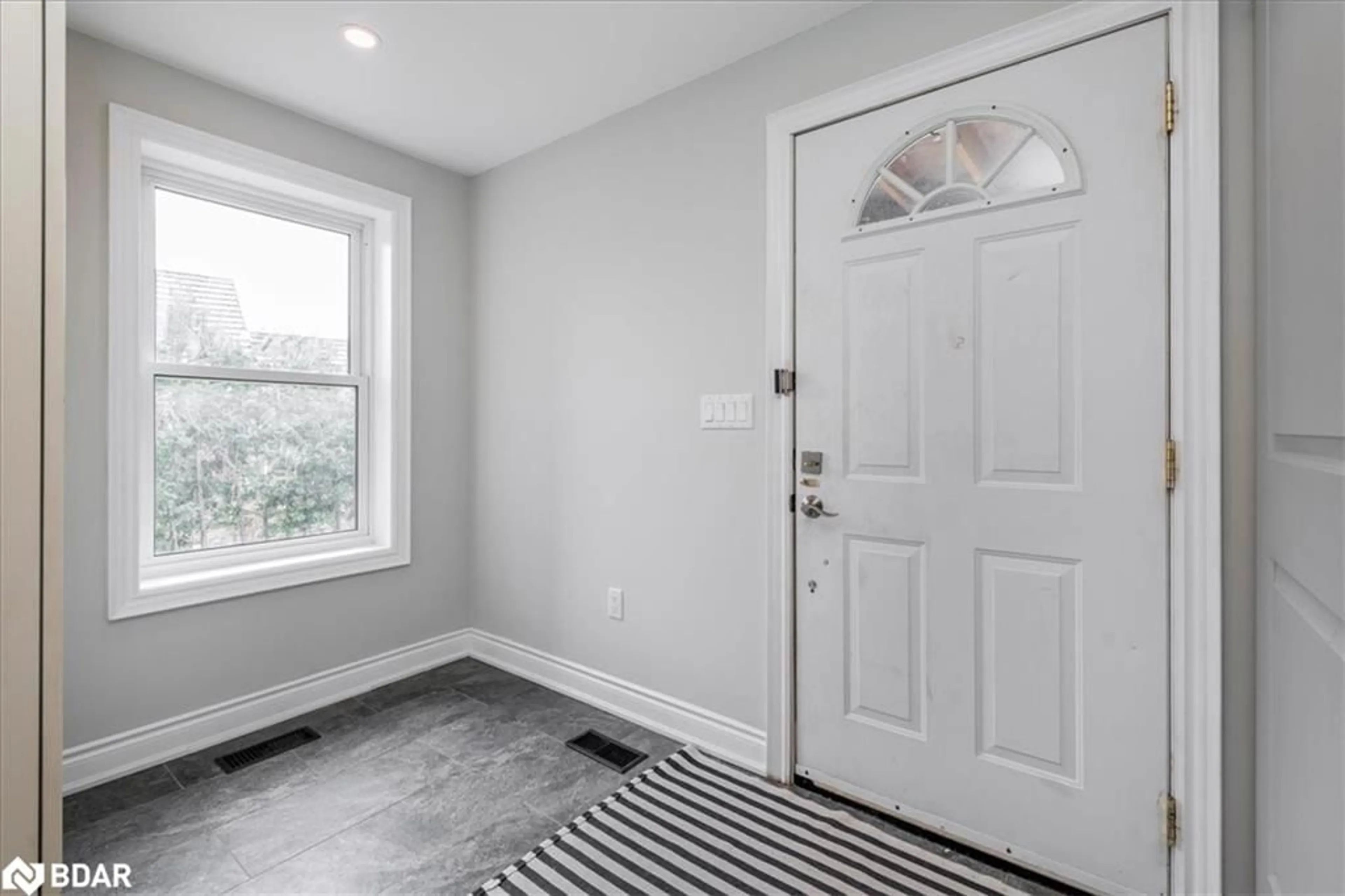 Indoor entryway for 2233 Fourth Line, Innisfil Ontario L6M 3M2