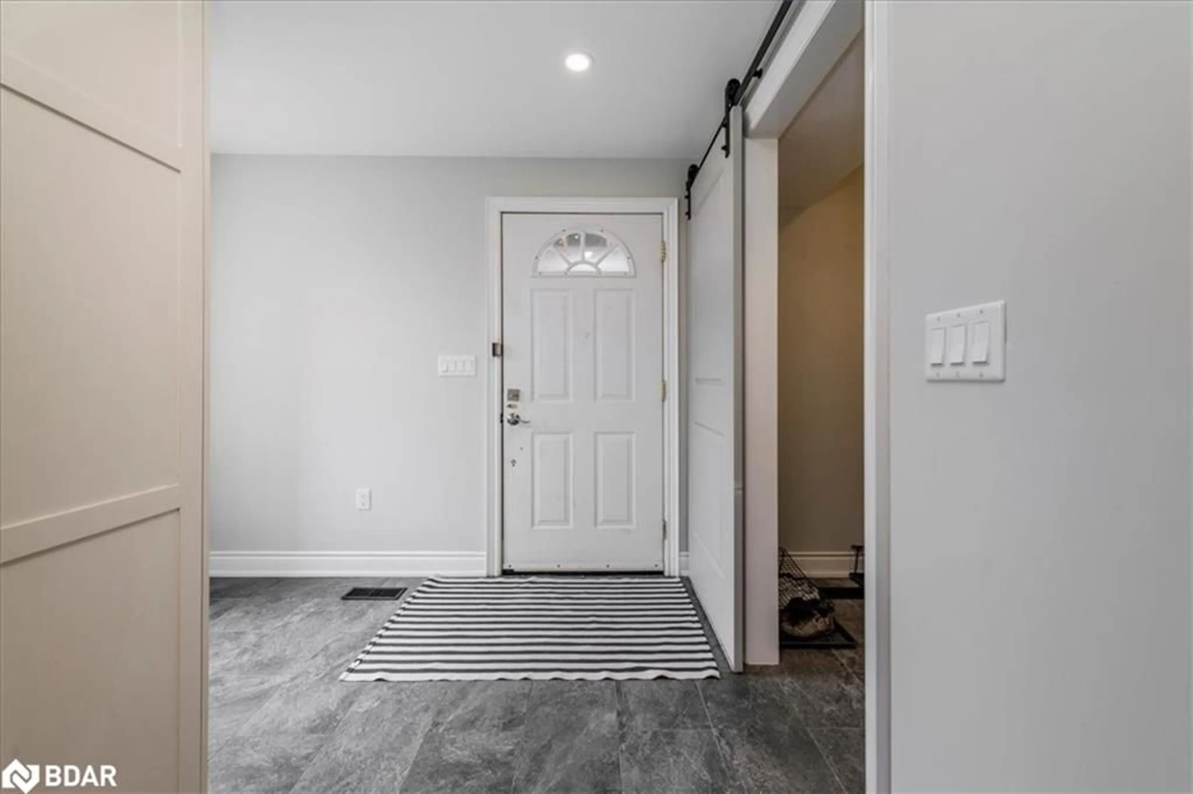 Indoor entryway for 2233 Fourth Line, Innisfil Ontario L6M 3M2