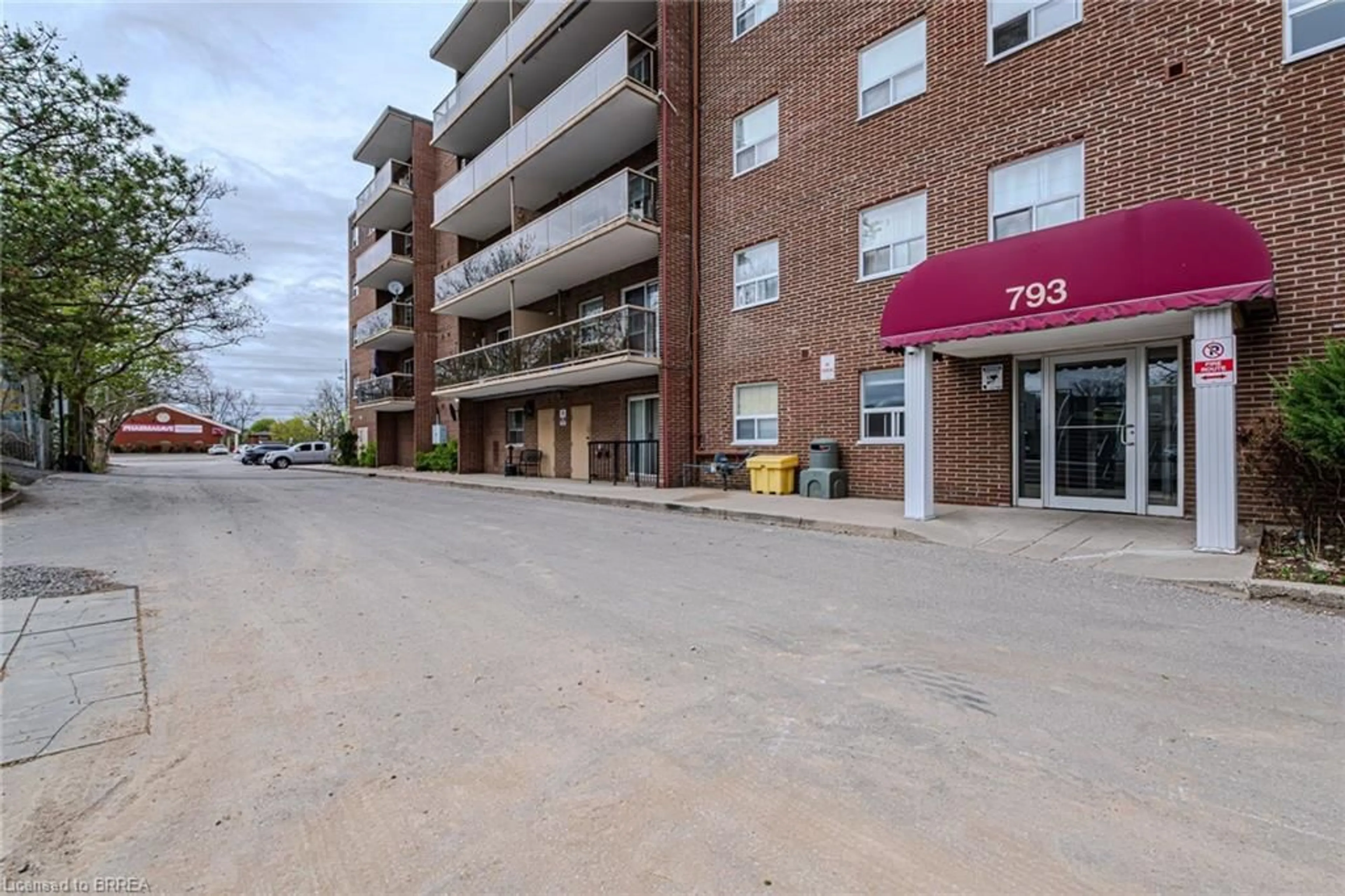 Patio, street for 793 Colborne St #117, Brantford Ontario N3S 7J3