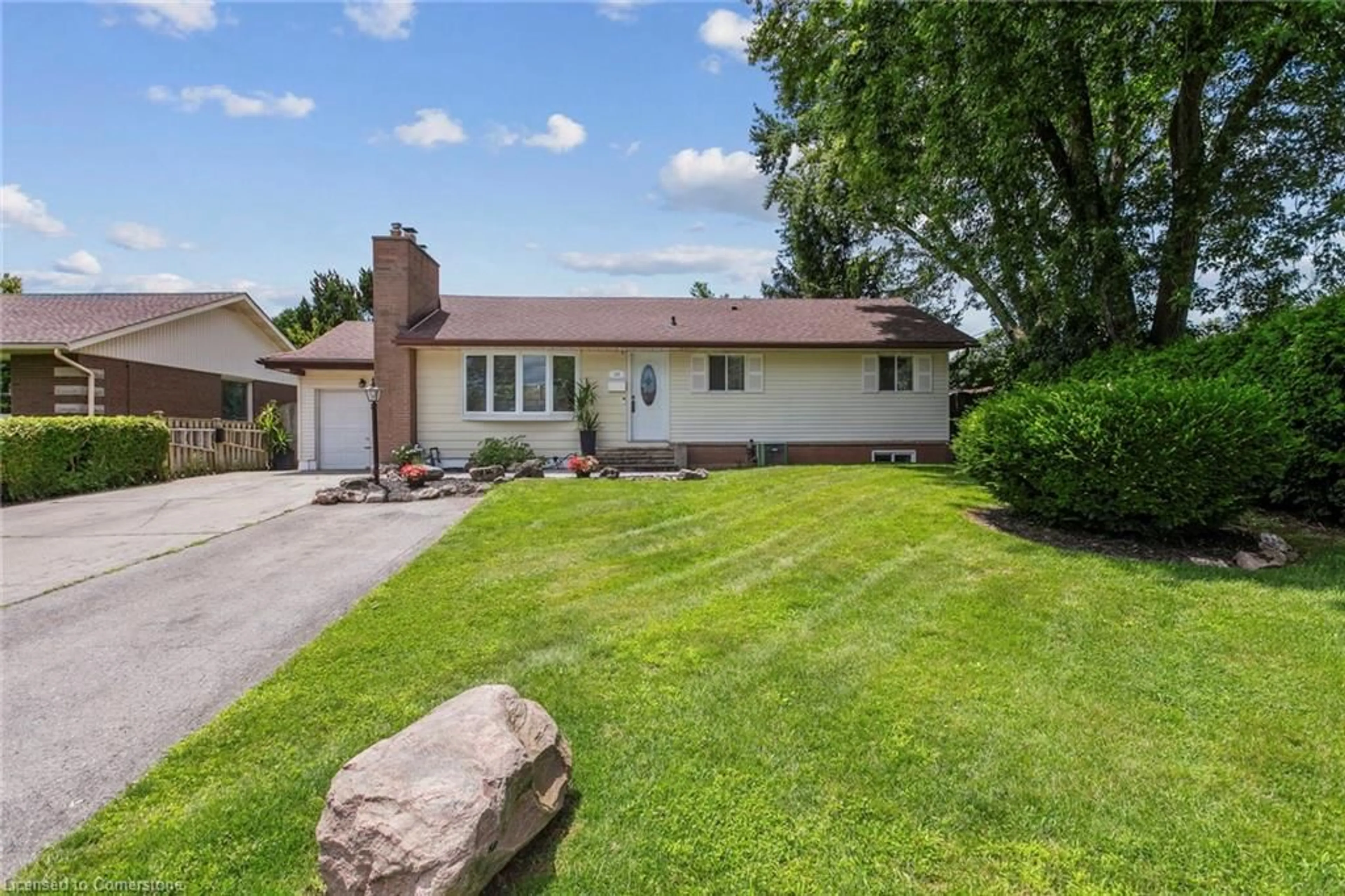 A pic from outside/outdoor area/front of a property/back of a property/a pic from drone, street for 148 Boxley Rd, Burlington Ontario L7L 4S1