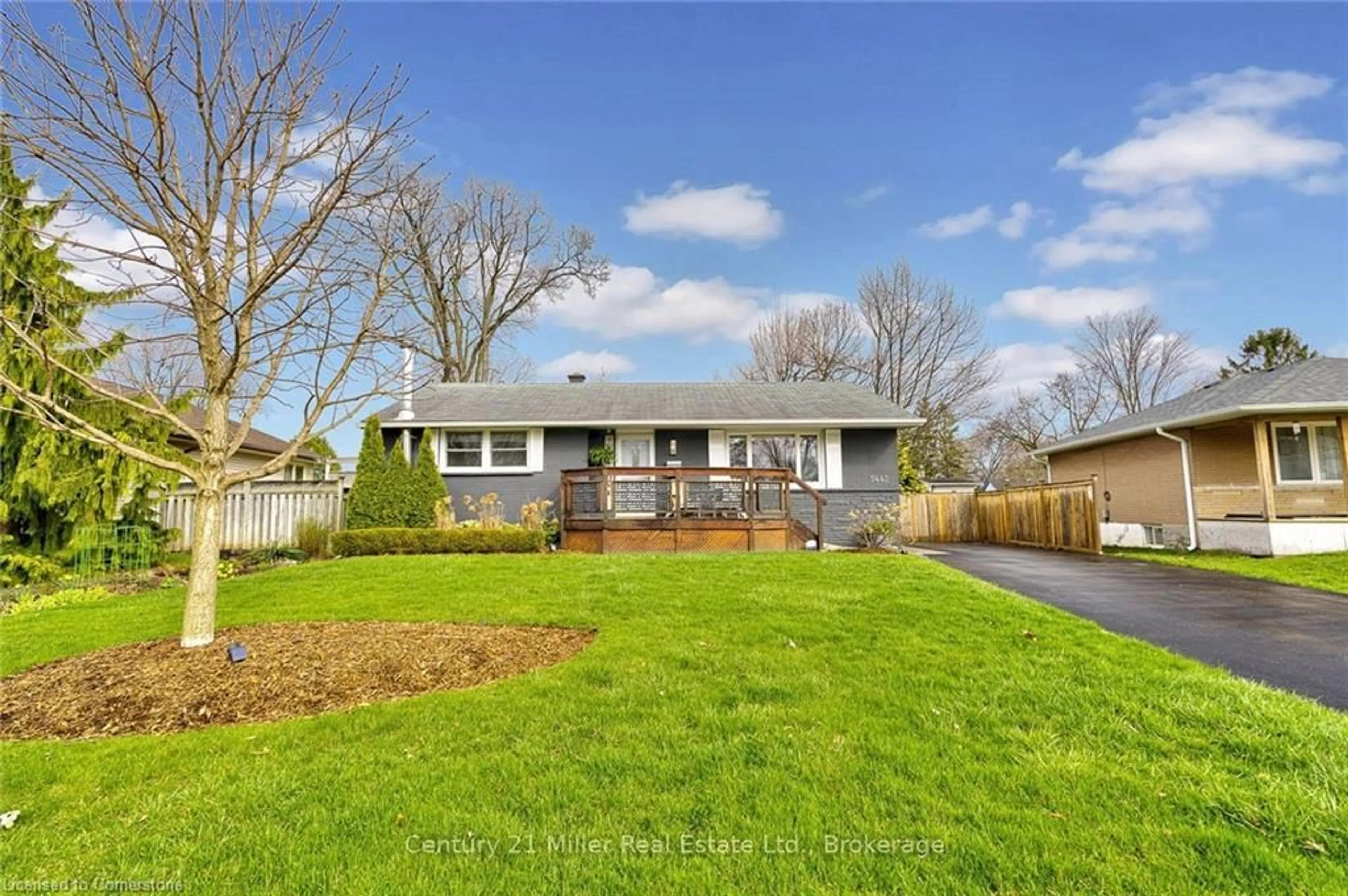 A pic from outside/outdoor area/front of a property/back of a property/a pic from drone, street for 5442 Anthony Pl, Burlington Ontario L7L 3G8