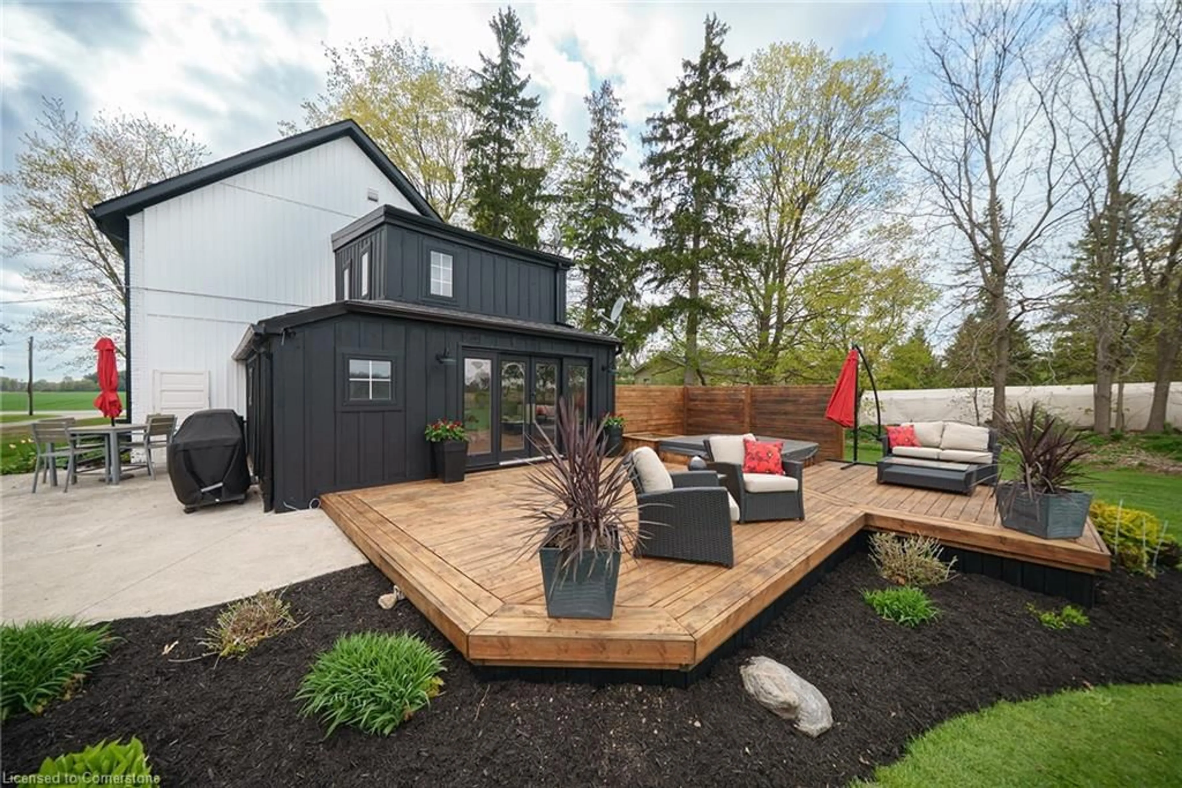 Patio, street for 747 Norfolk St, Simcoe Ontario N3Y 4K1