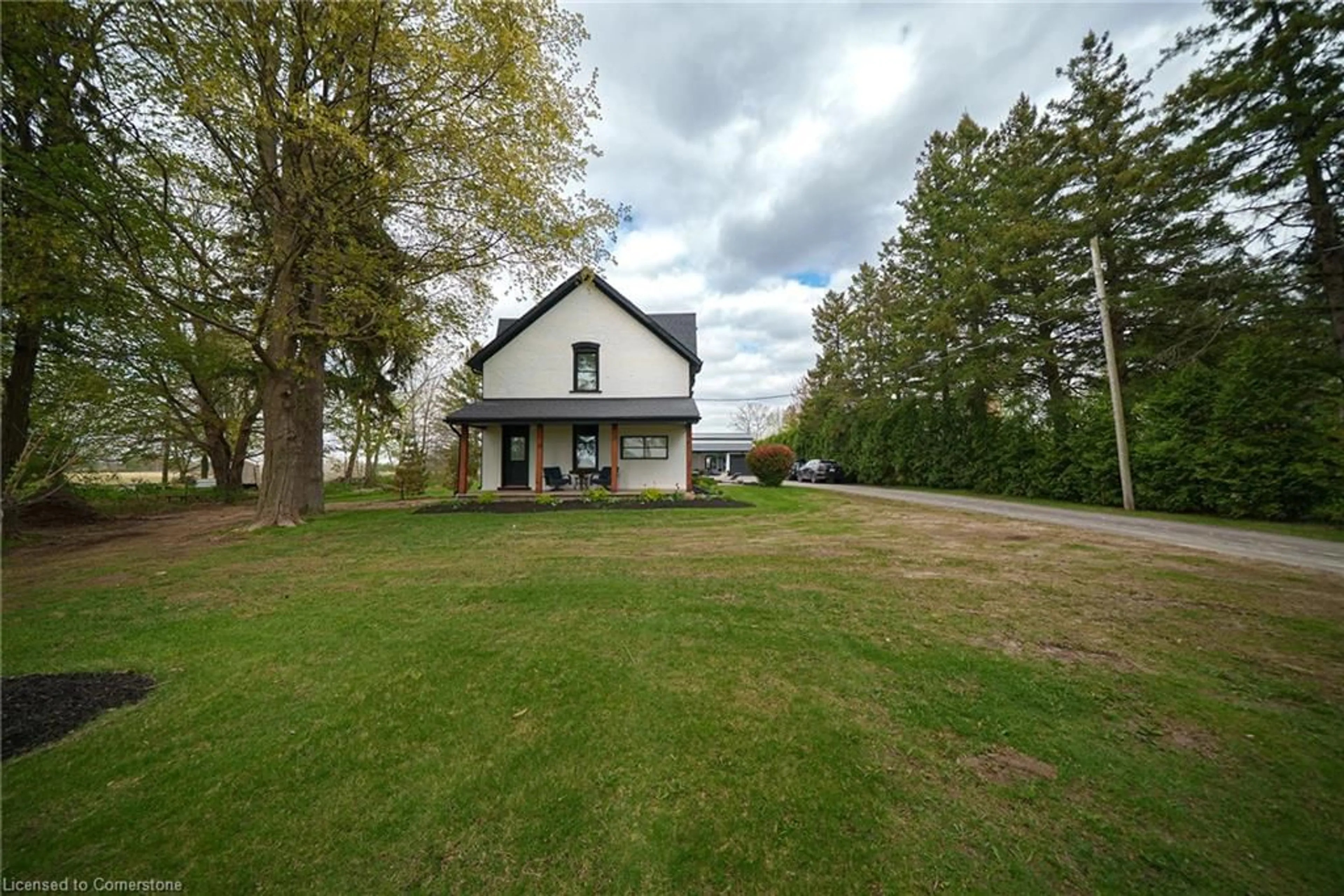 A pic from outside/outdoor area/front of a property/back of a property/a pic from drone, unknown for 747 Norfolk St, Simcoe Ontario N3Y 4K1