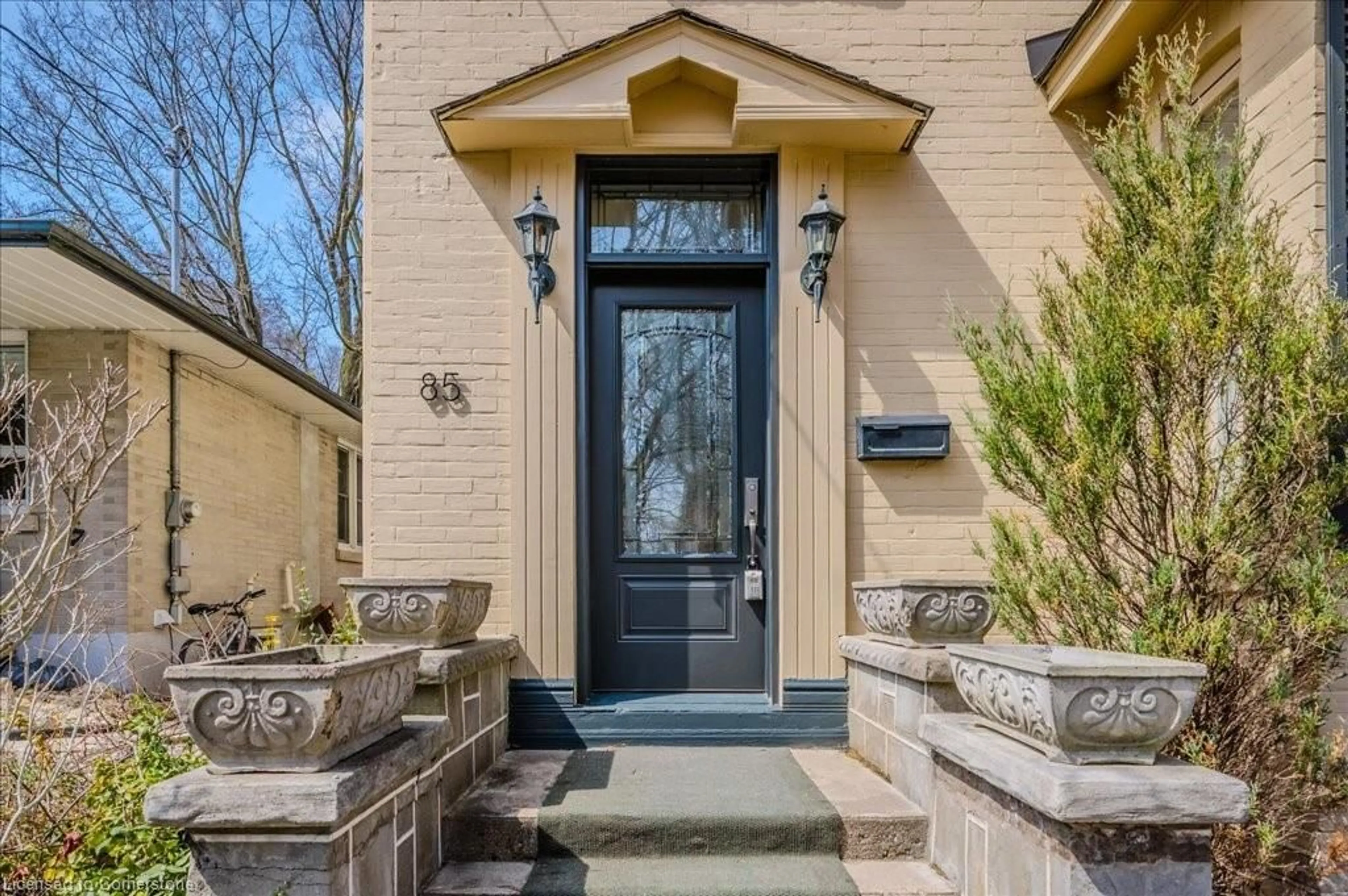 Indoor entryway for 85 Cambridge St, Guelph Ontario N1H 2V3