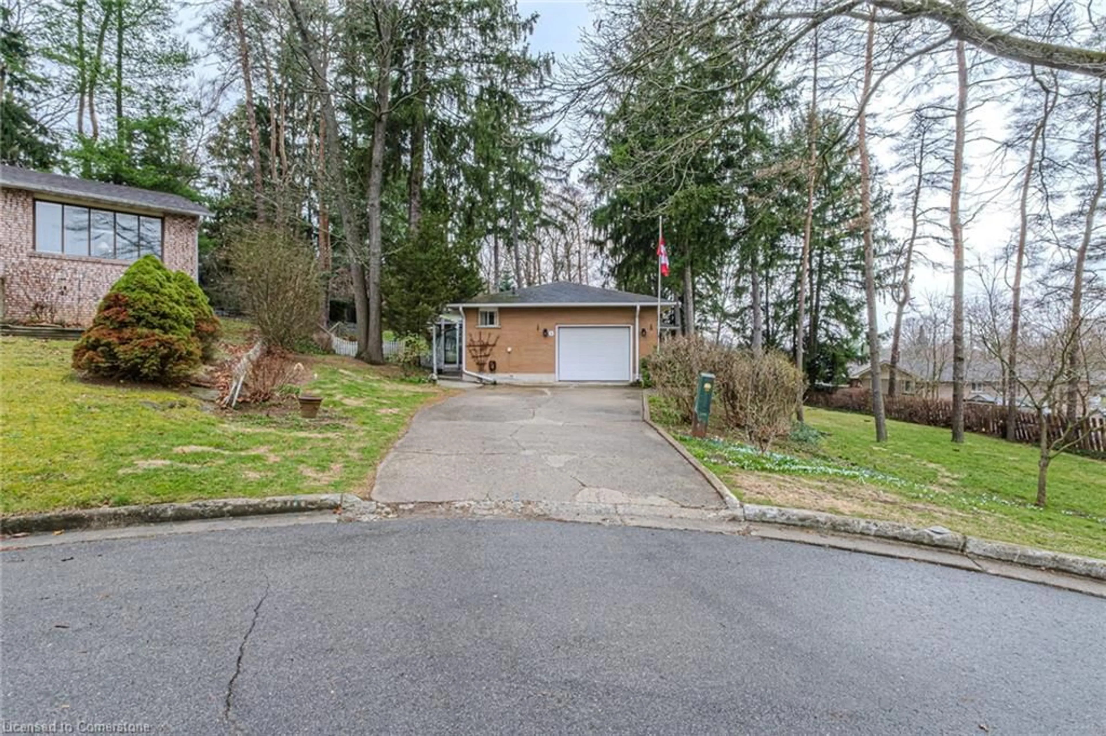 A pic from outside/outdoor area/front of a property/back of a property/a pic from drone, unknown for 8 Glenda St, Simcoe Ontario N3Y 4T3