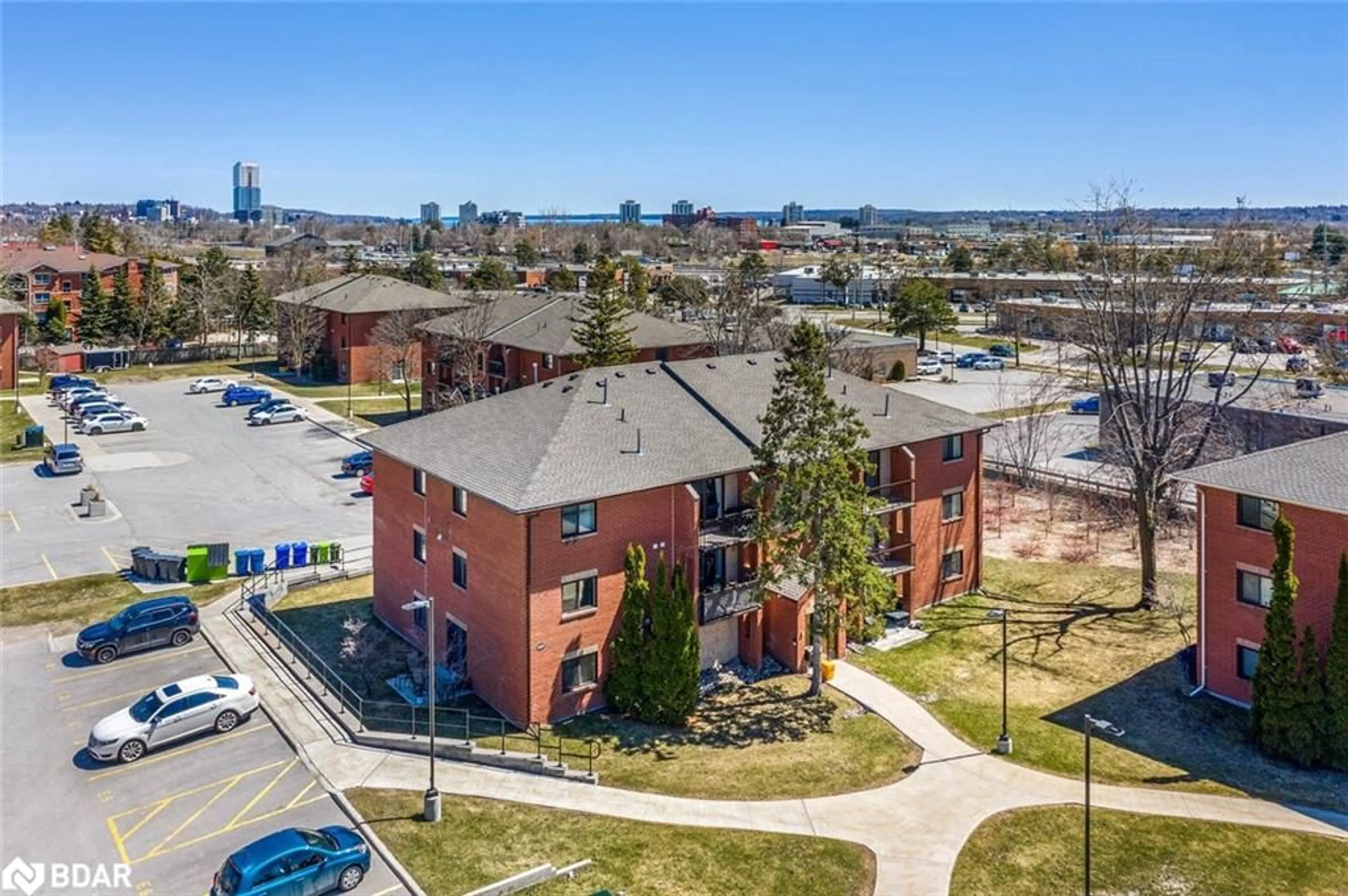 A pic from outside/outdoor area/front of a property/back of a property/a pic from drone, unknown for 167 Edgehill Dr #E5, Barrie Ontario L4N 1L9