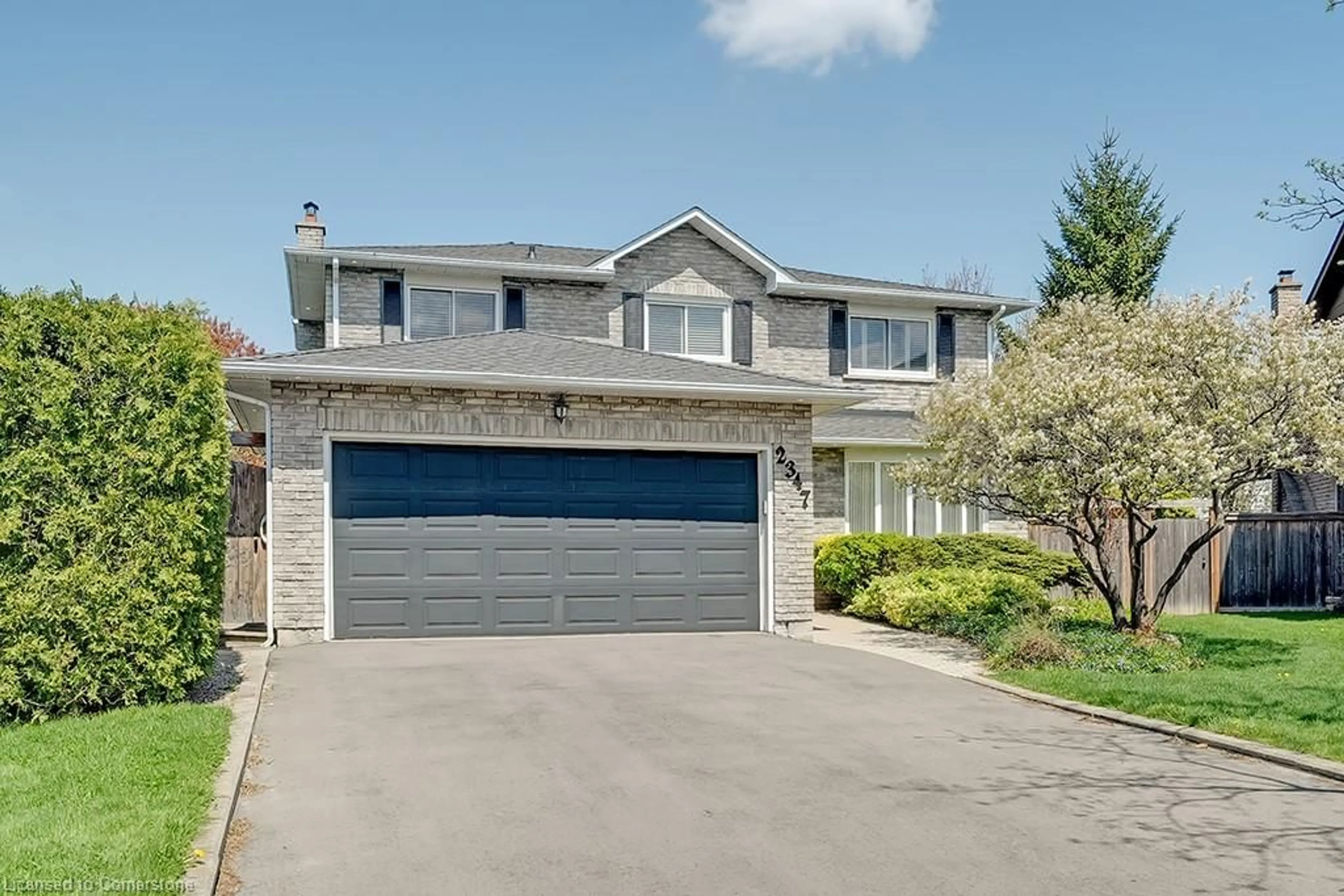 Home with vinyl exterior material, street for 2347 Tweedsmuir Crt, Burlington Ontario L7P 4K9