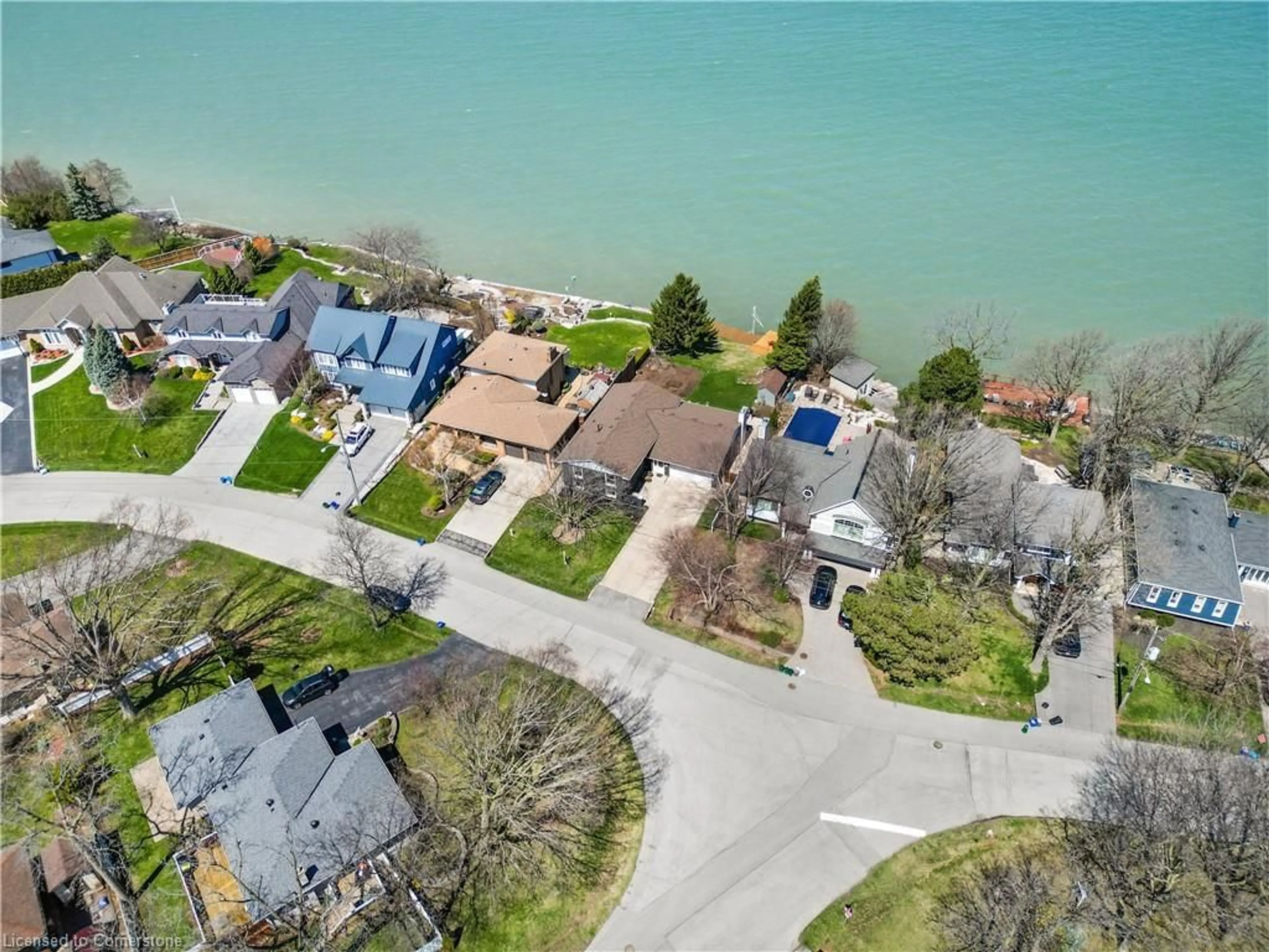 A pic from outside/outdoor area/front of a property/back of a property/a pic from drone, water/lake/river/ocean view for 138 Lakeside Dr, Grimsby Ontario L3M 2L5
