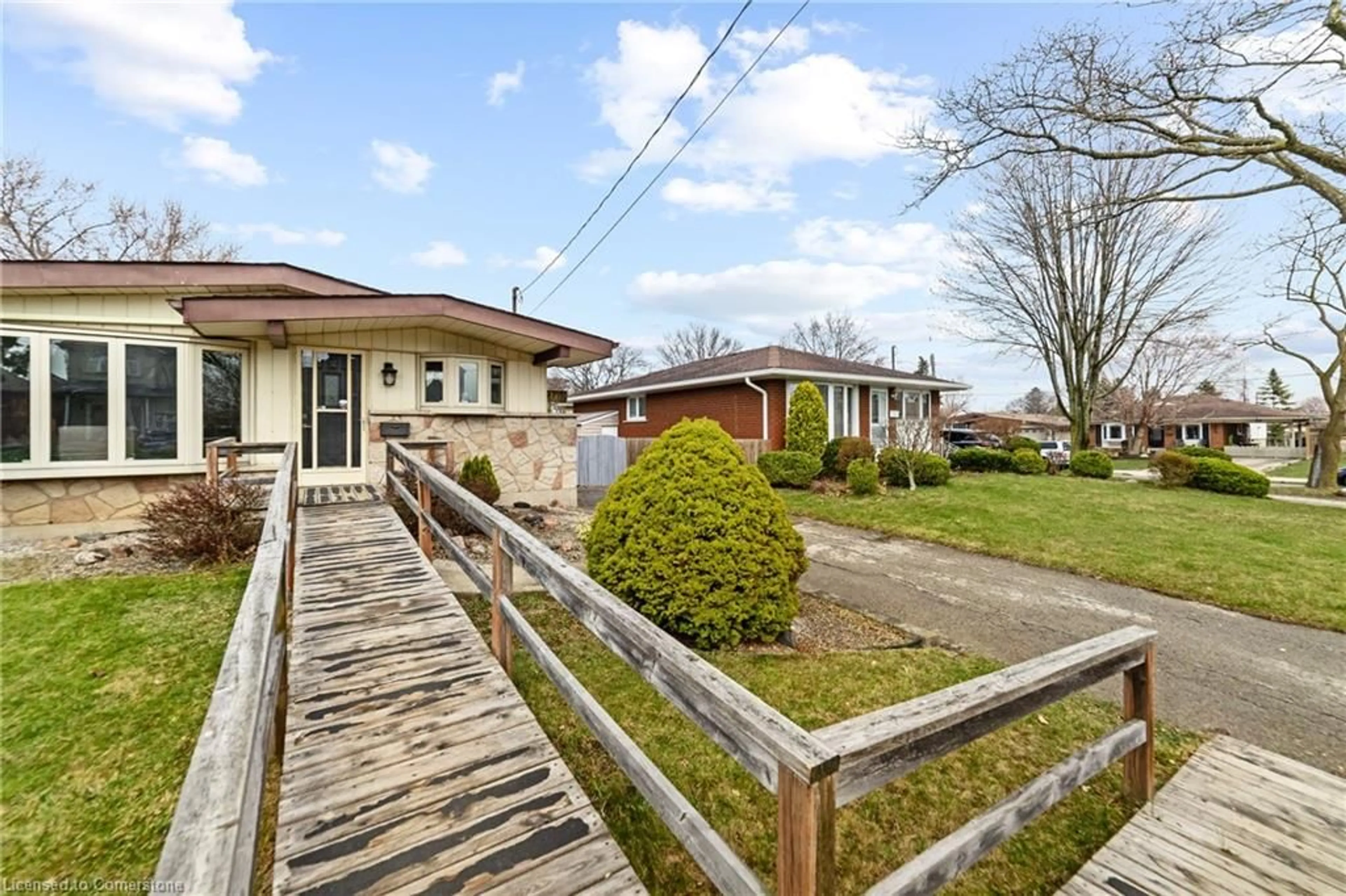 A pic from outside/outdoor area/front of a property/back of a property/a pic from drone, street for 261 Thorner Dr, Hamilton Ontario L8V 2M6