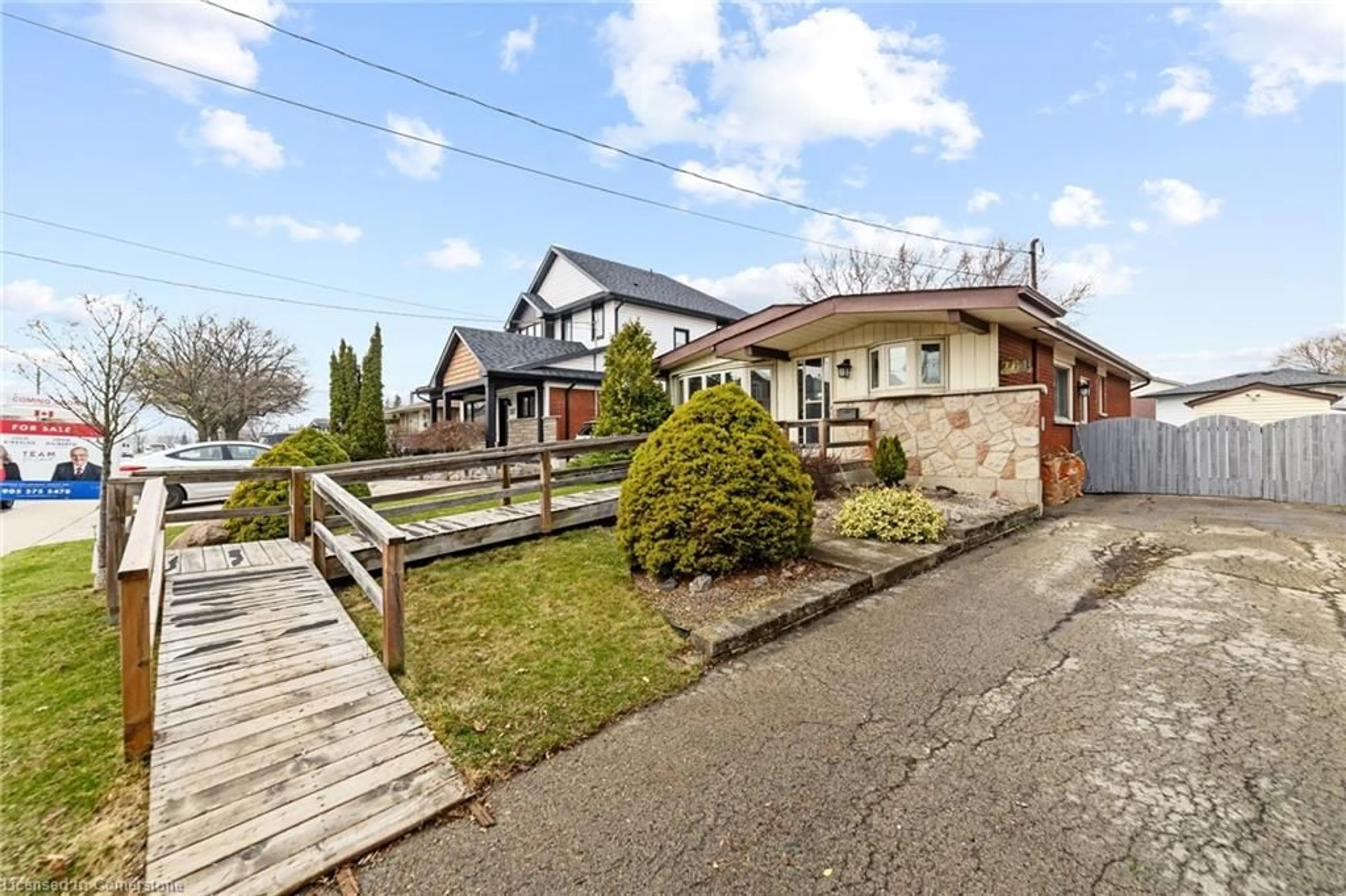 A pic from outside/outdoor area/front of a property/back of a property/a pic from drone, street for 261 Thorner Dr, Hamilton Ontario L8V 2M6
