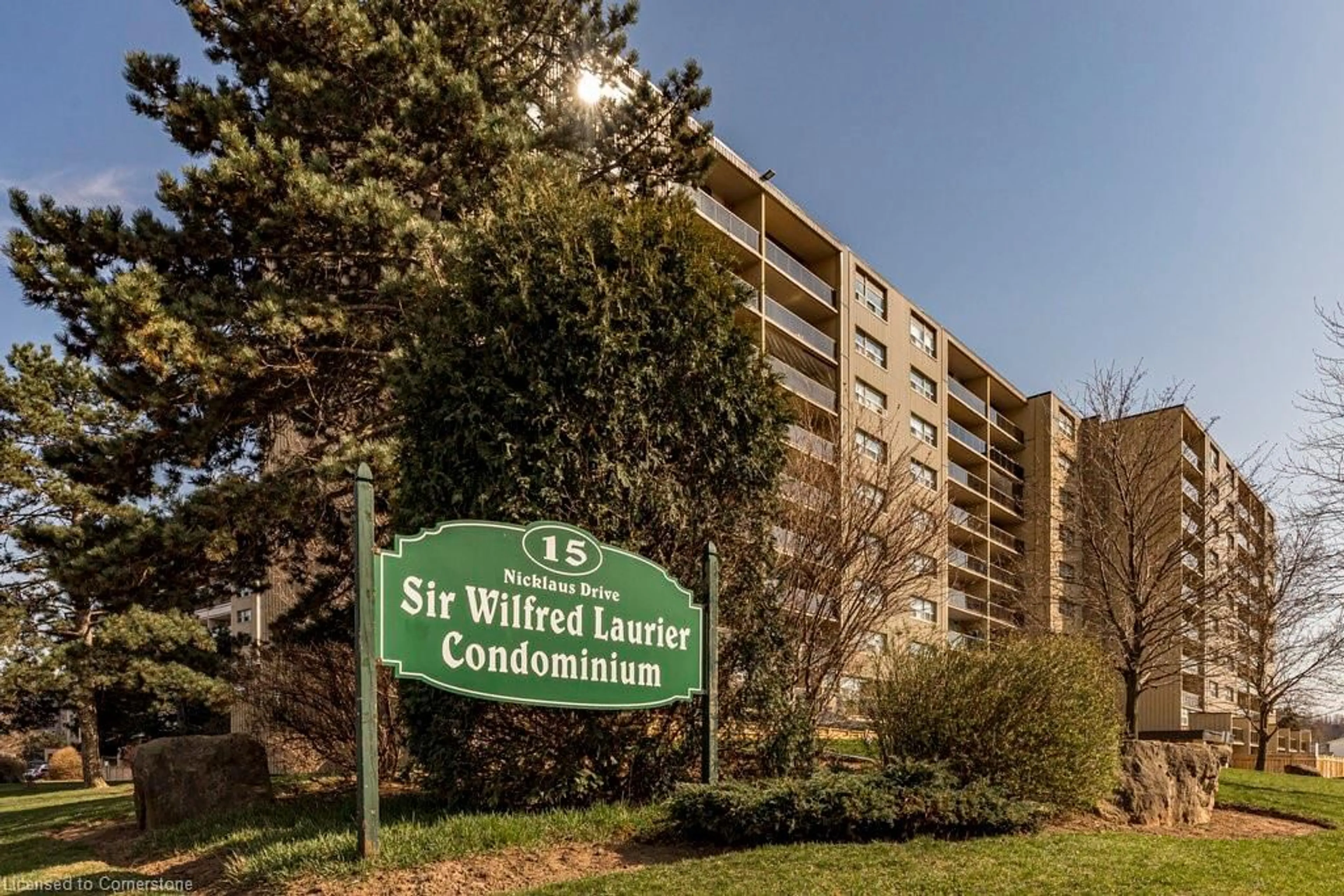 Indoor foyer for 15 Nicklaus Dr #310, Hamilton Ontario L8K 5J5