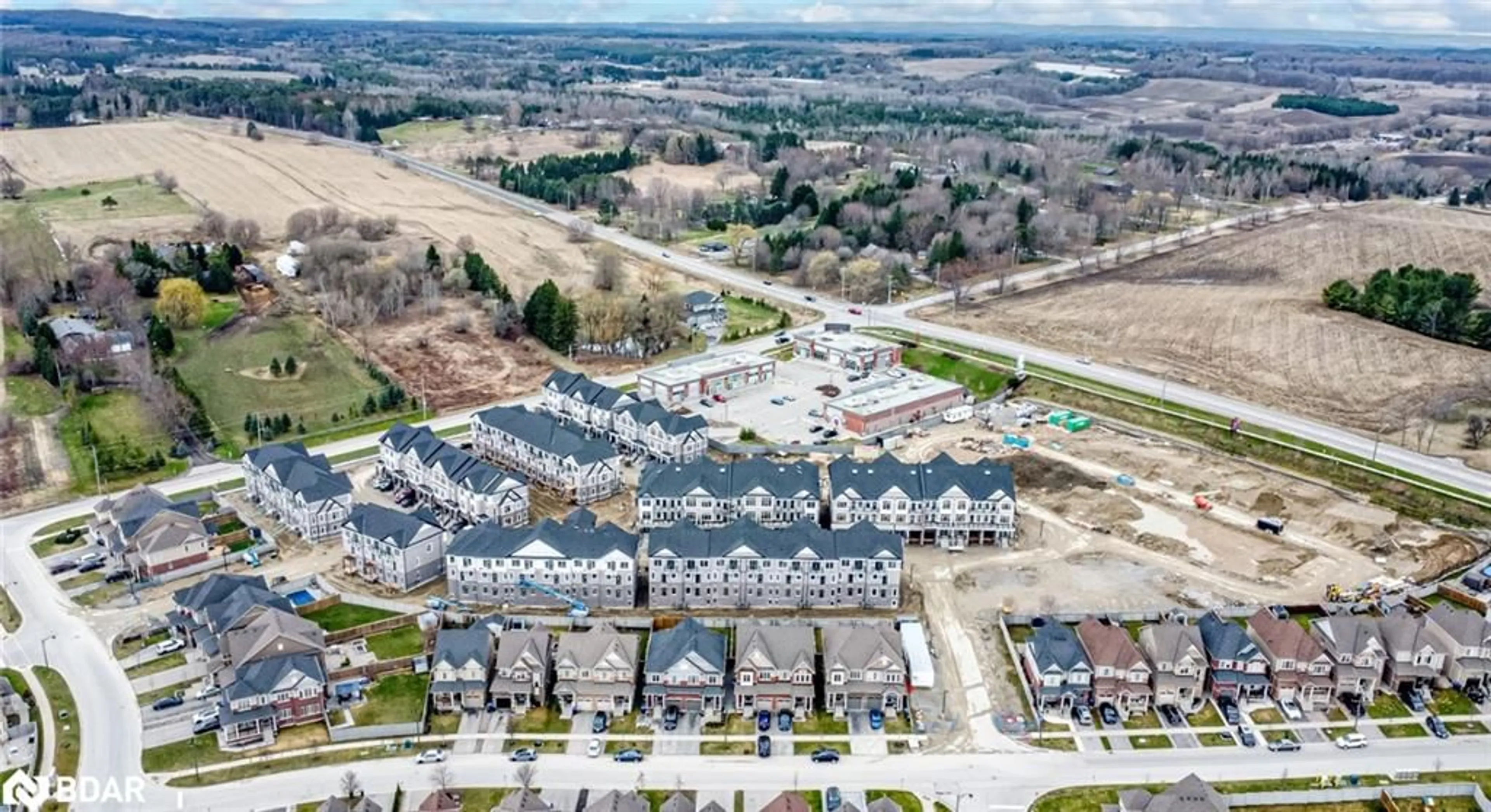 A pic from outside/outdoor area/front of a property/back of a property/a pic from drone, street for 32 Brandon Cres, Tottenham Ontario L0G 1W0