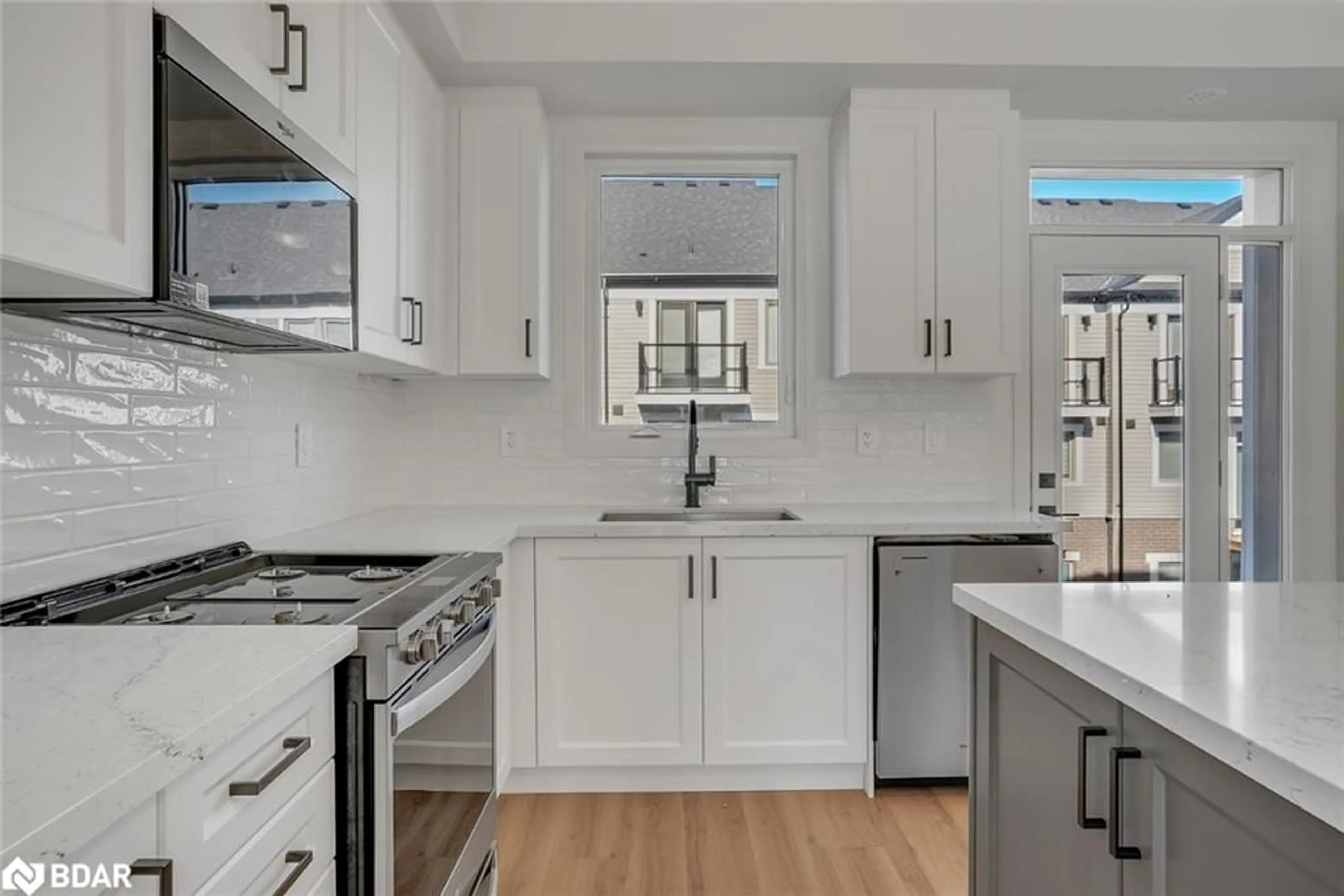 Open concept kitchen, ceramic/tile floor for 32 Brandon Cres, Tottenham Ontario L0G 1W0