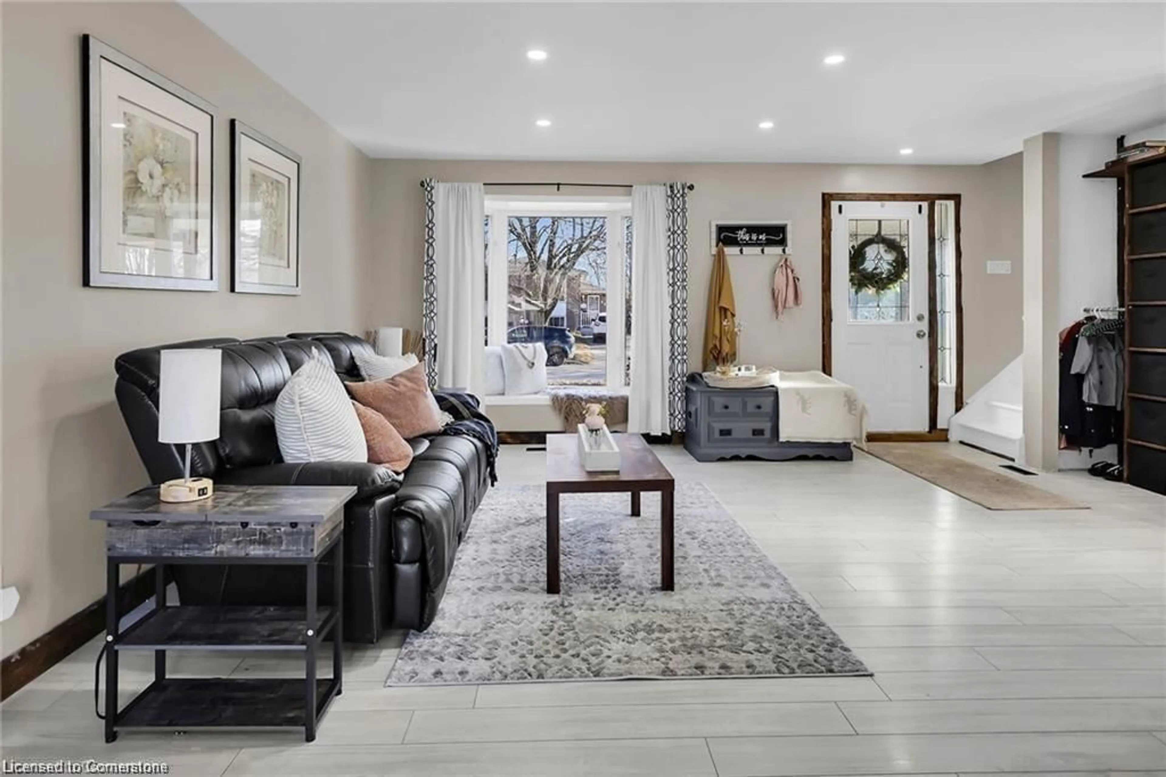 Living room with furniture, ceramic/tile floor for 91 Leaside Dr, Welland Ontario L3C 6B3