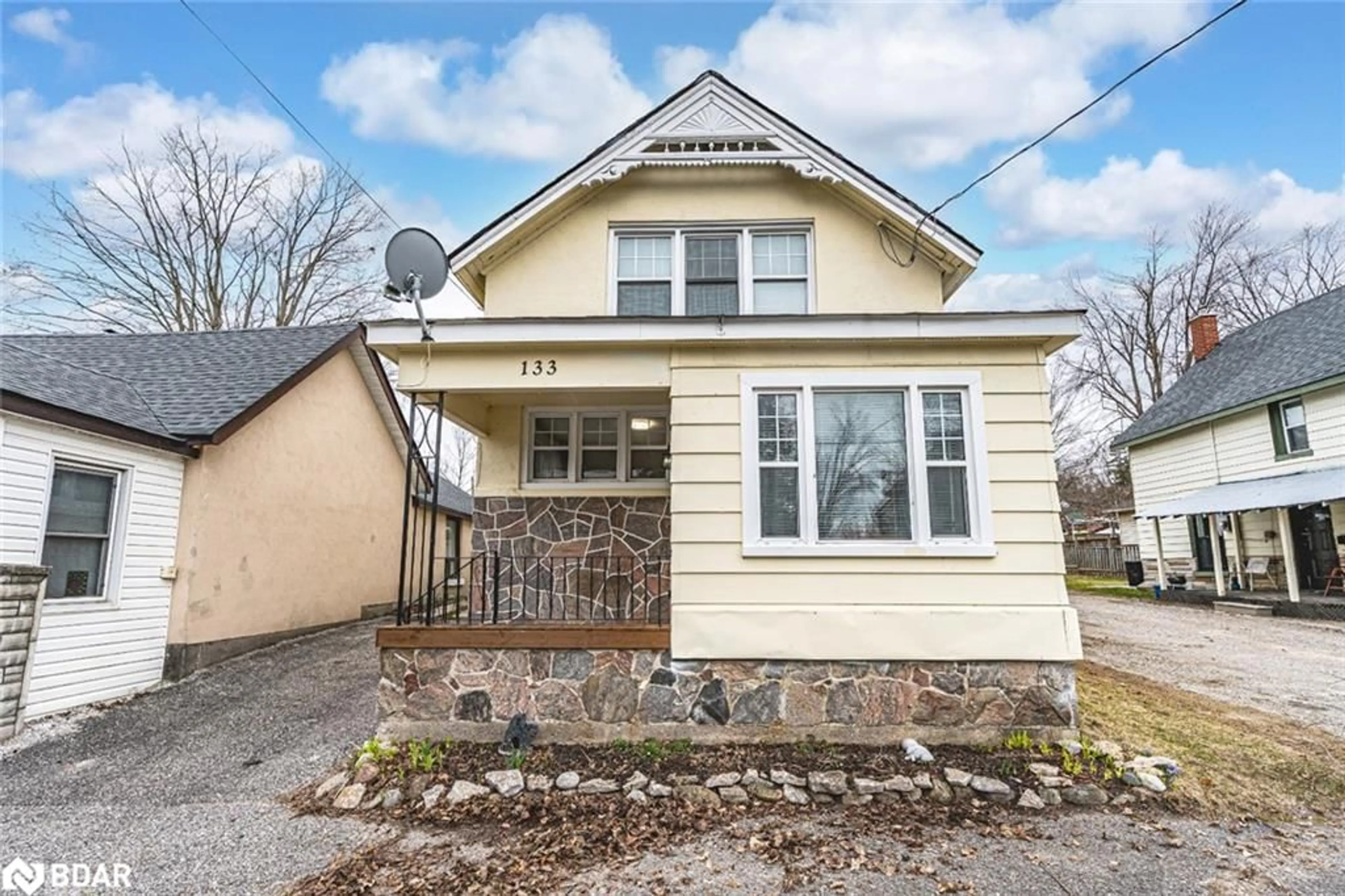 Home with vinyl exterior material, street for 133 Parkview Ave, Orillia Ontario L3V 4L9