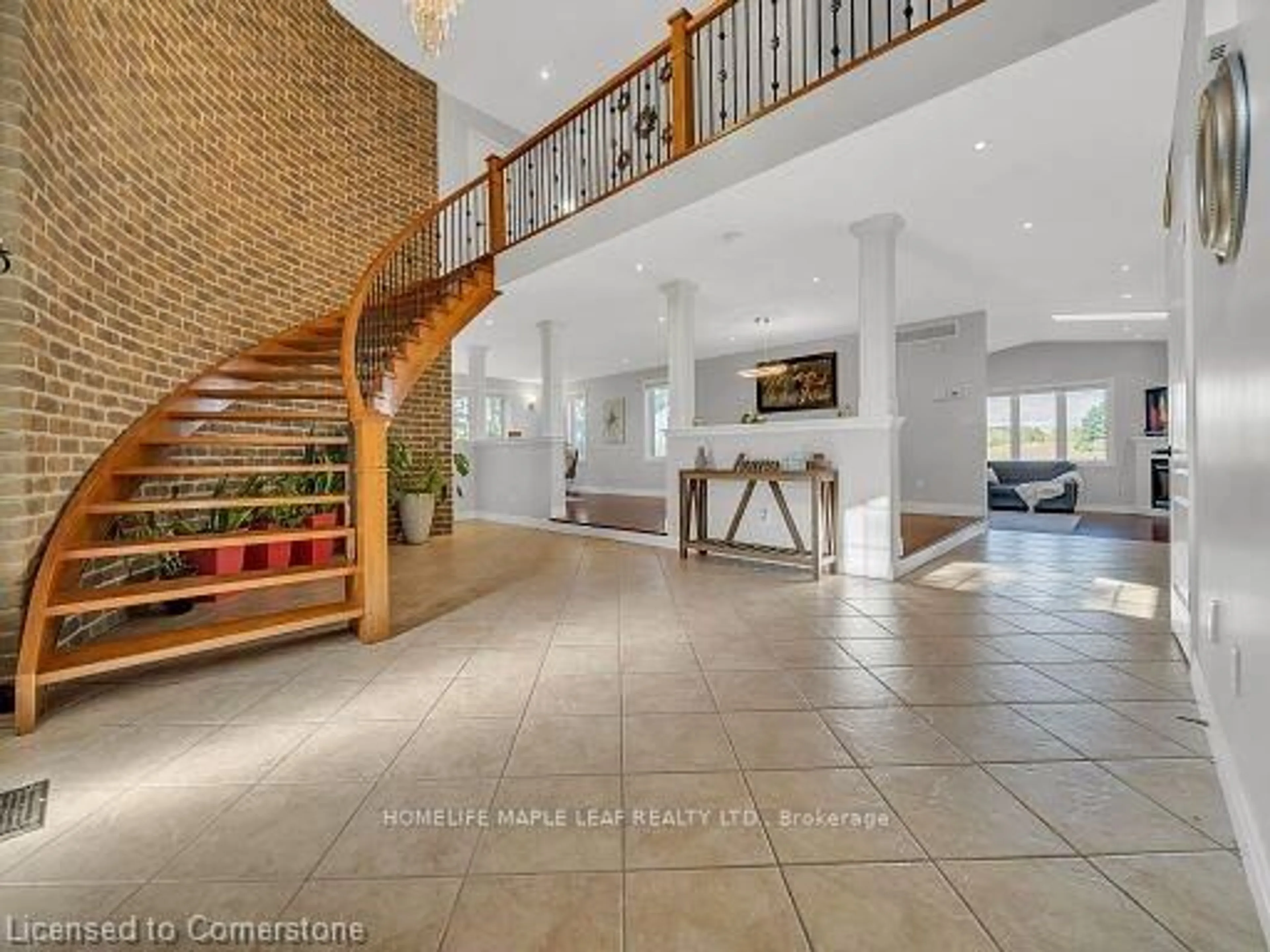Indoor foyer for 12601 Nassagaweya Puslinch Tline, Milton Ontario L0P 1J0