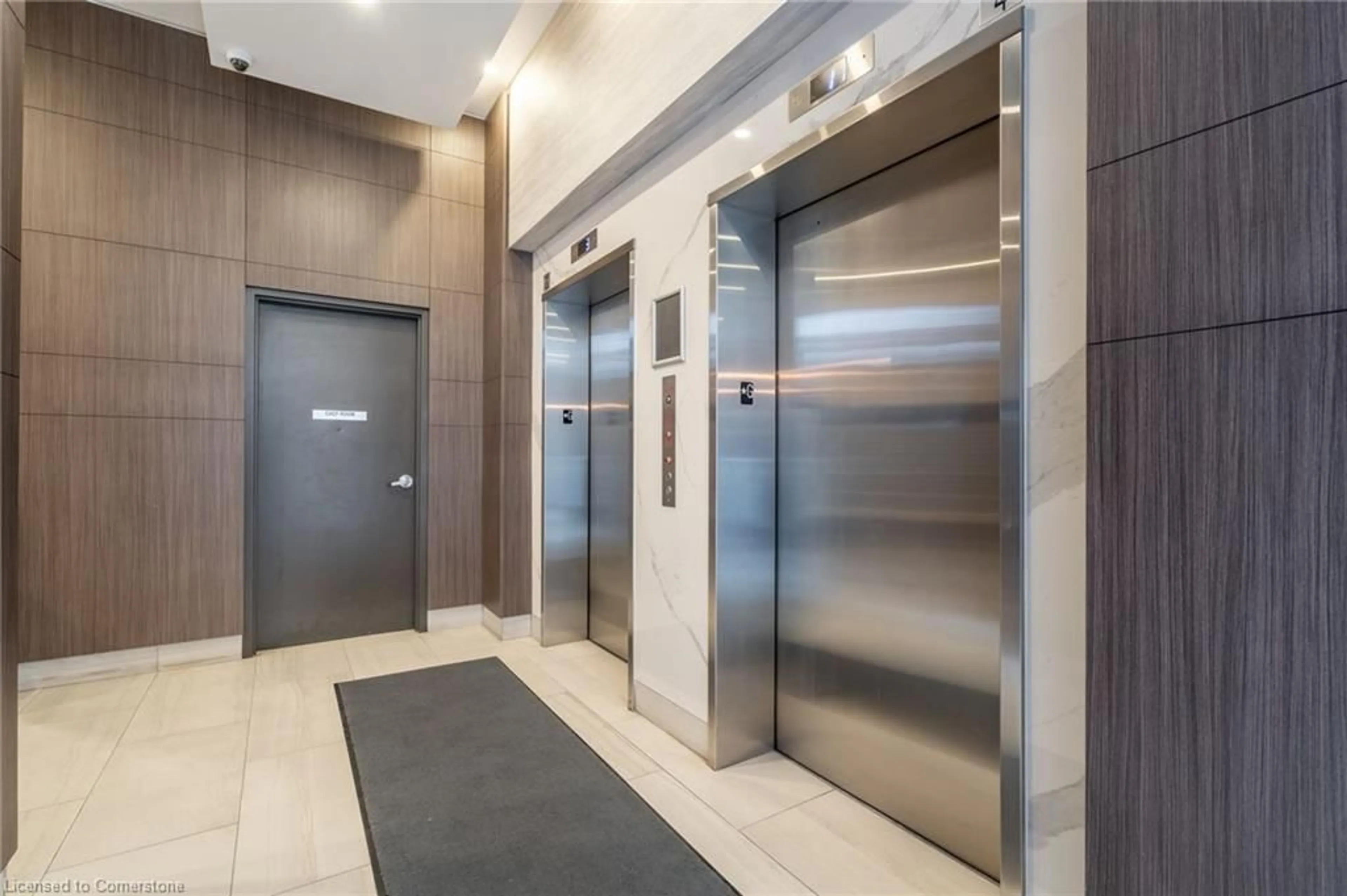 Indoor foyer for 550 North Service Rd #404, Grimsby Ontario L3M 4E8
