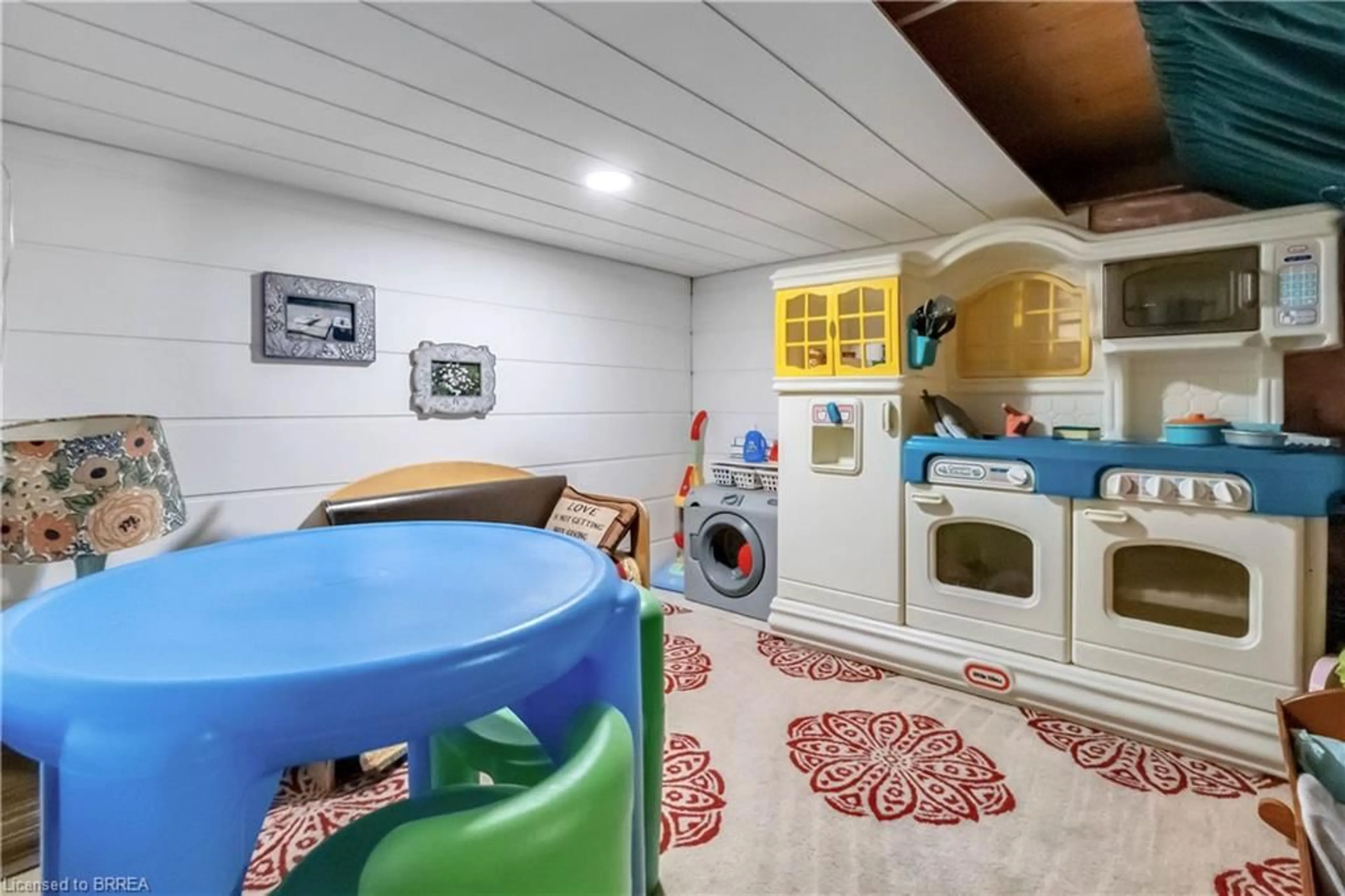 Laundry room for 86 Kent Rd, Brantford Ontario N3R 7W6