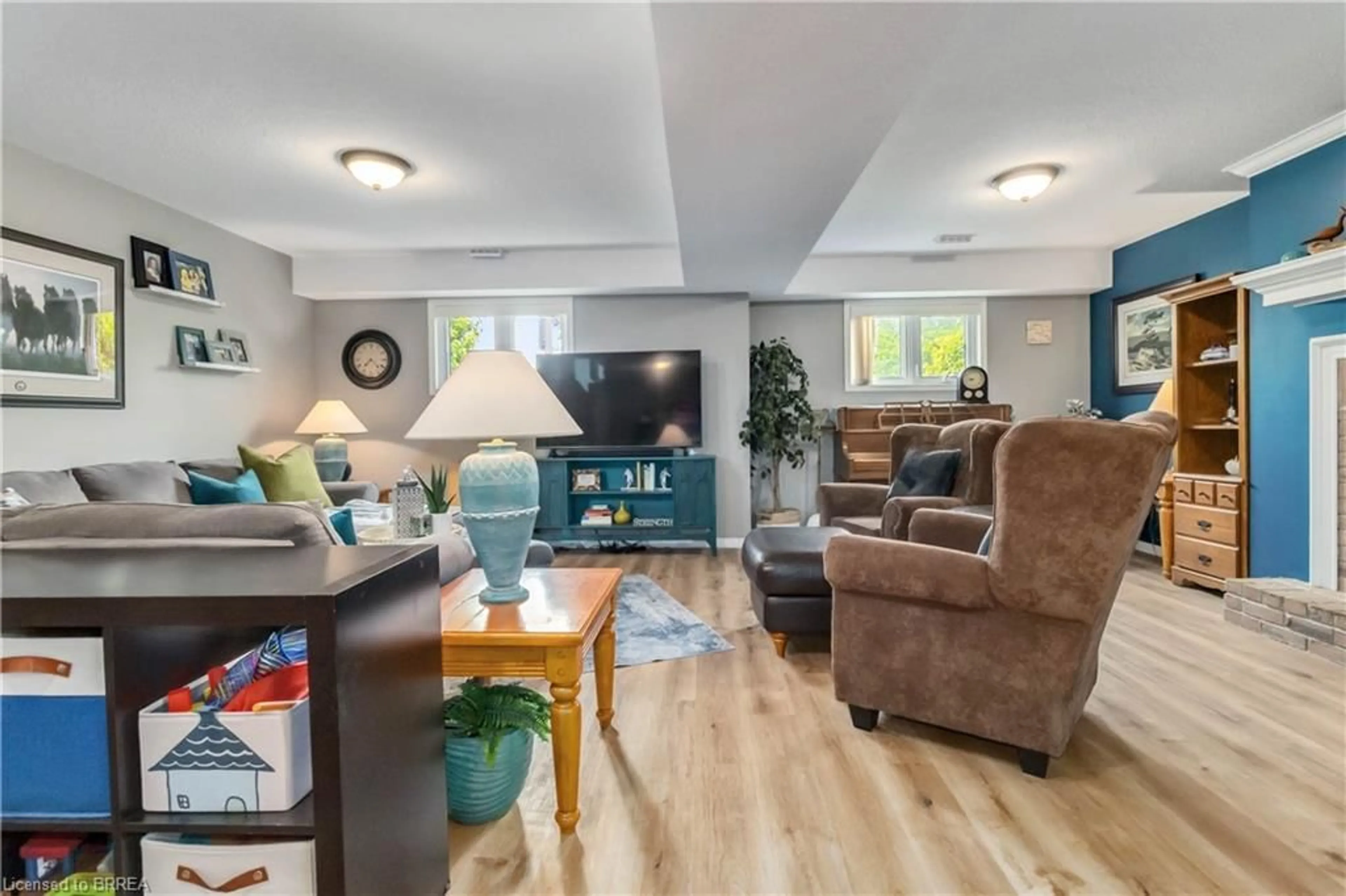 Living room with furniture, wood/laminate floor for 86 Kent Rd, Brantford Ontario N3R 7W6