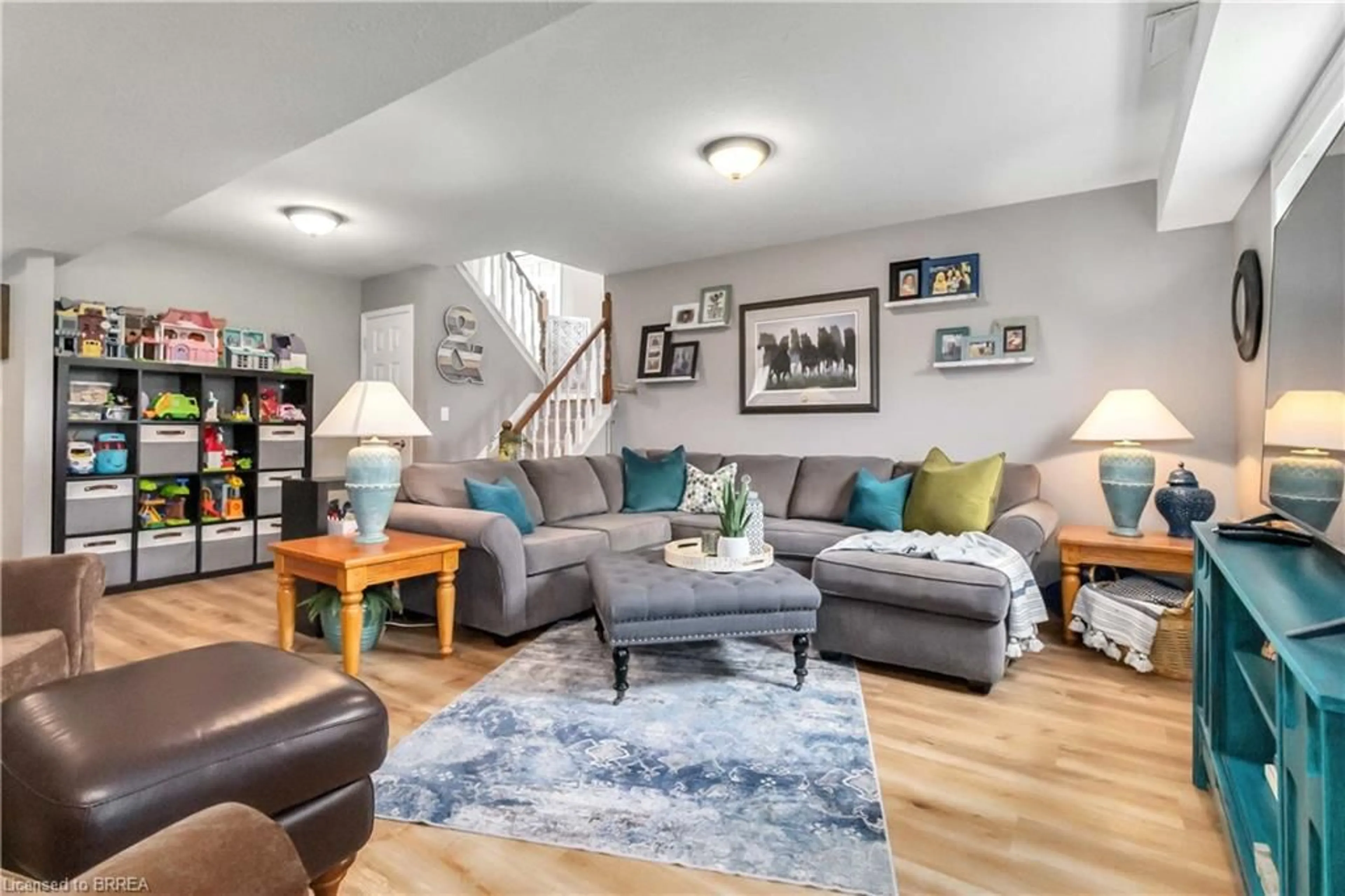 Living room with furniture, unknown for 86 Kent Rd, Brantford Ontario N3R 7W6