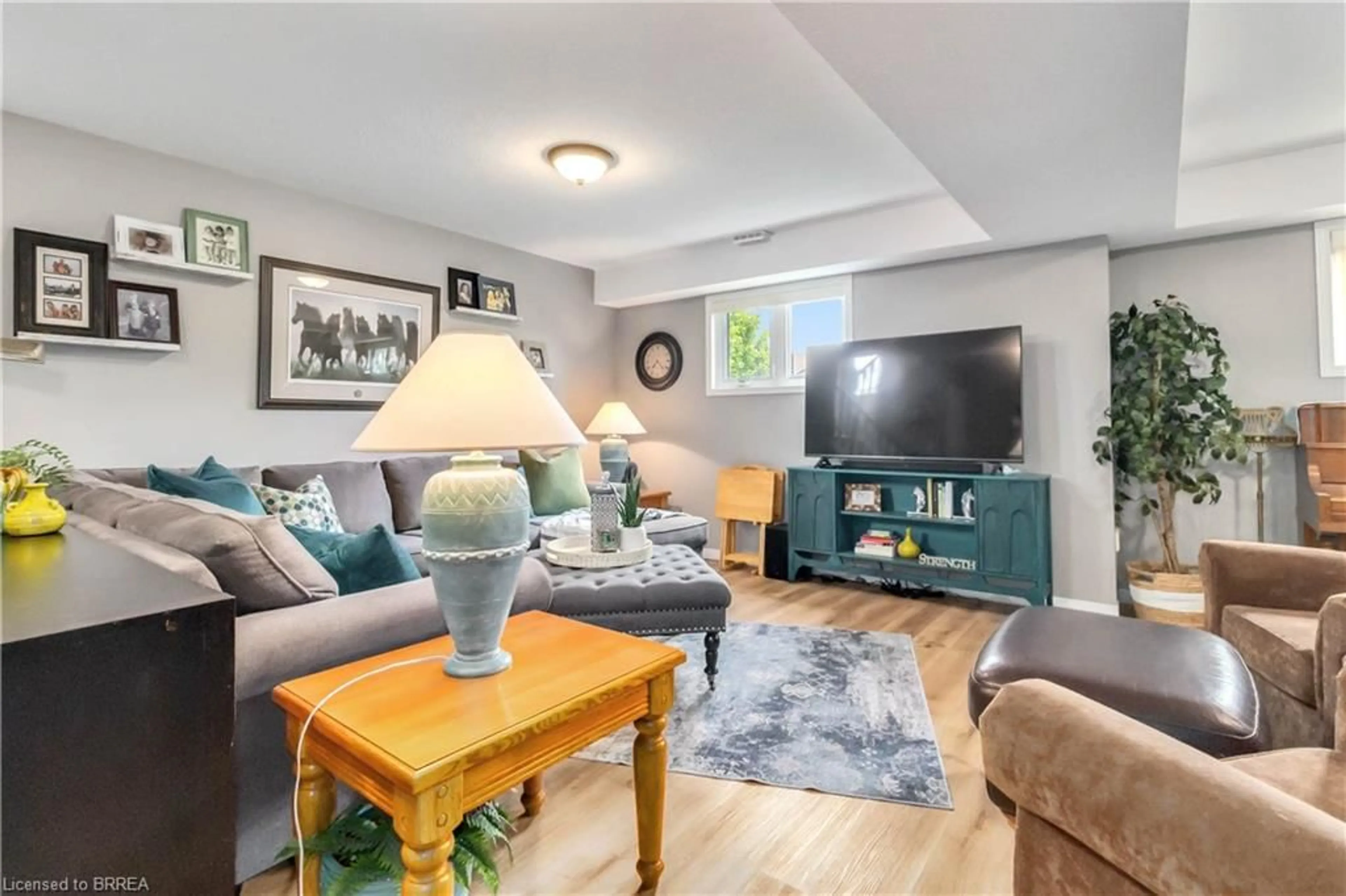 Living room with furniture, unknown for 86 Kent Rd, Brantford Ontario N3R 7W6