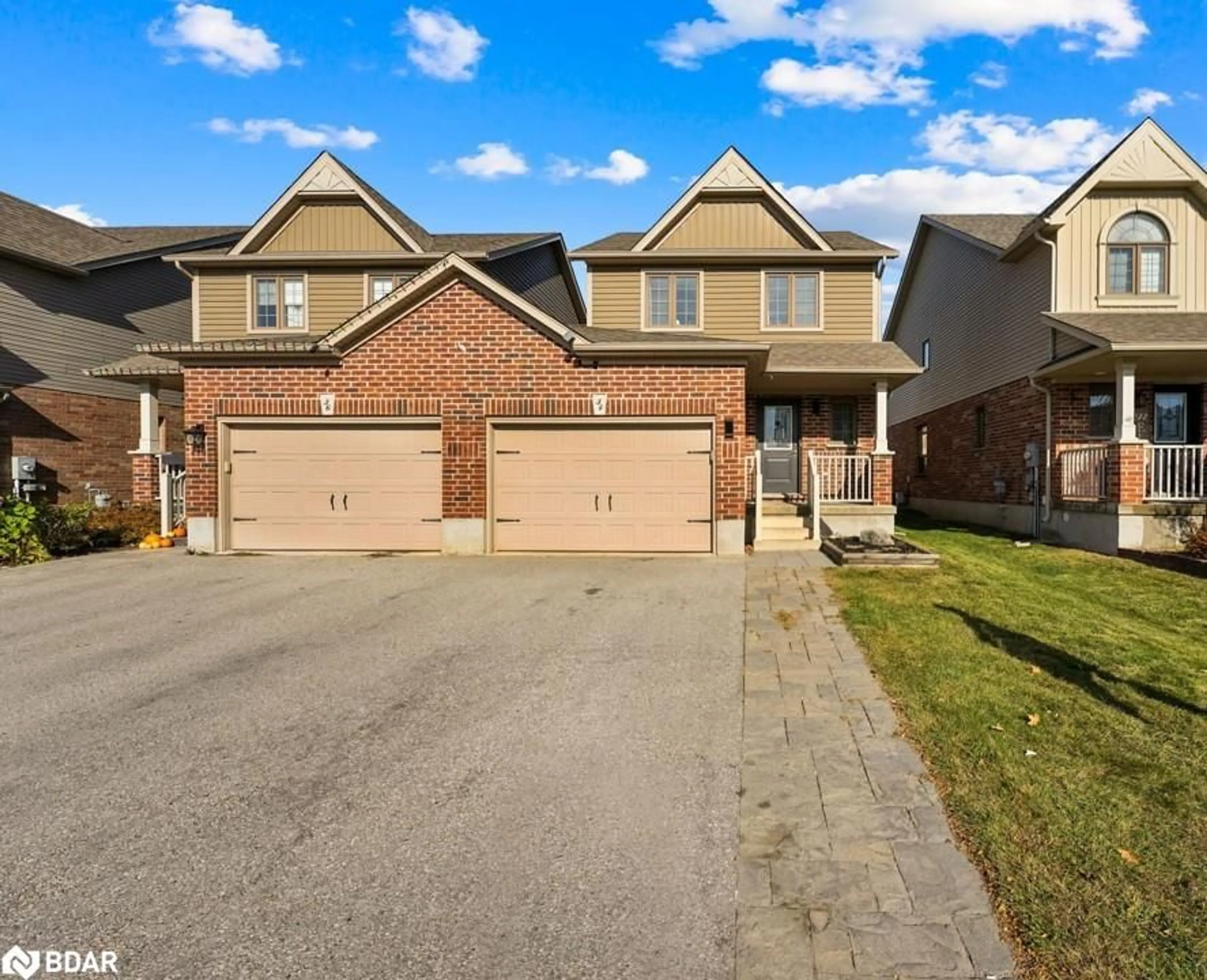 A pic from outside/outdoor area/front of a property/back of a property/a pic from drone, street for 34 Quigley St, Angus Ontario L3W 0P3