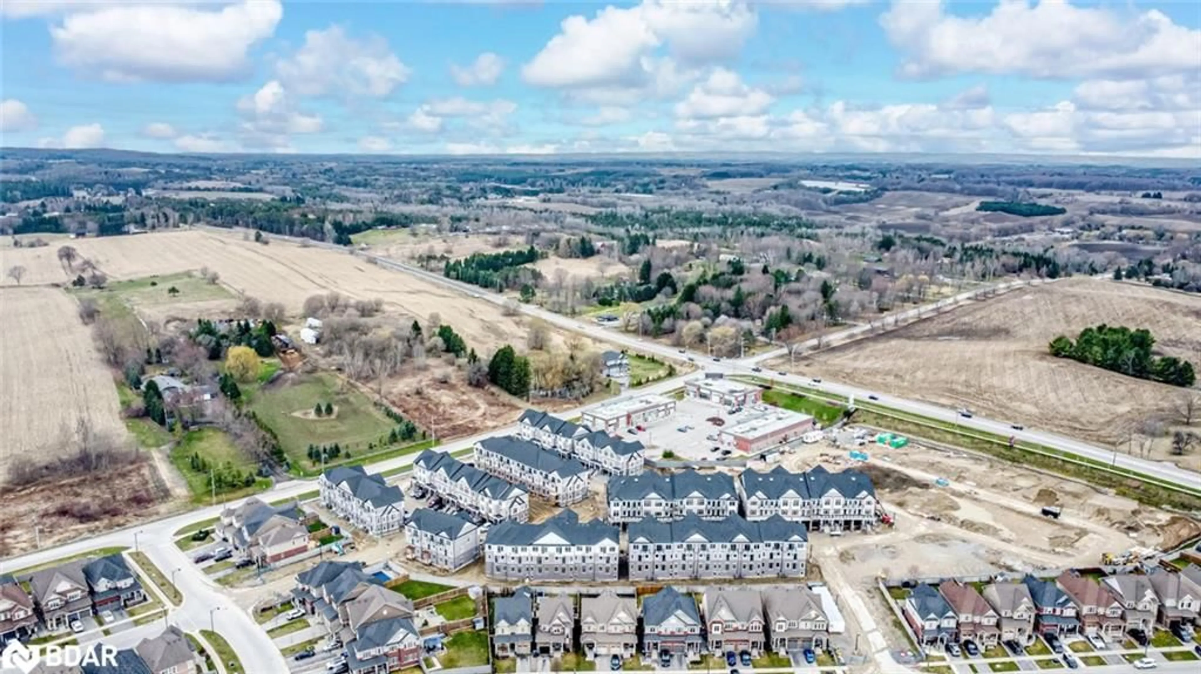 A pic from outside/outdoor area/front of a property/back of a property/a pic from drone, unknown for 38 Brandon Cres, Tottenham Ontario L0G 1W0