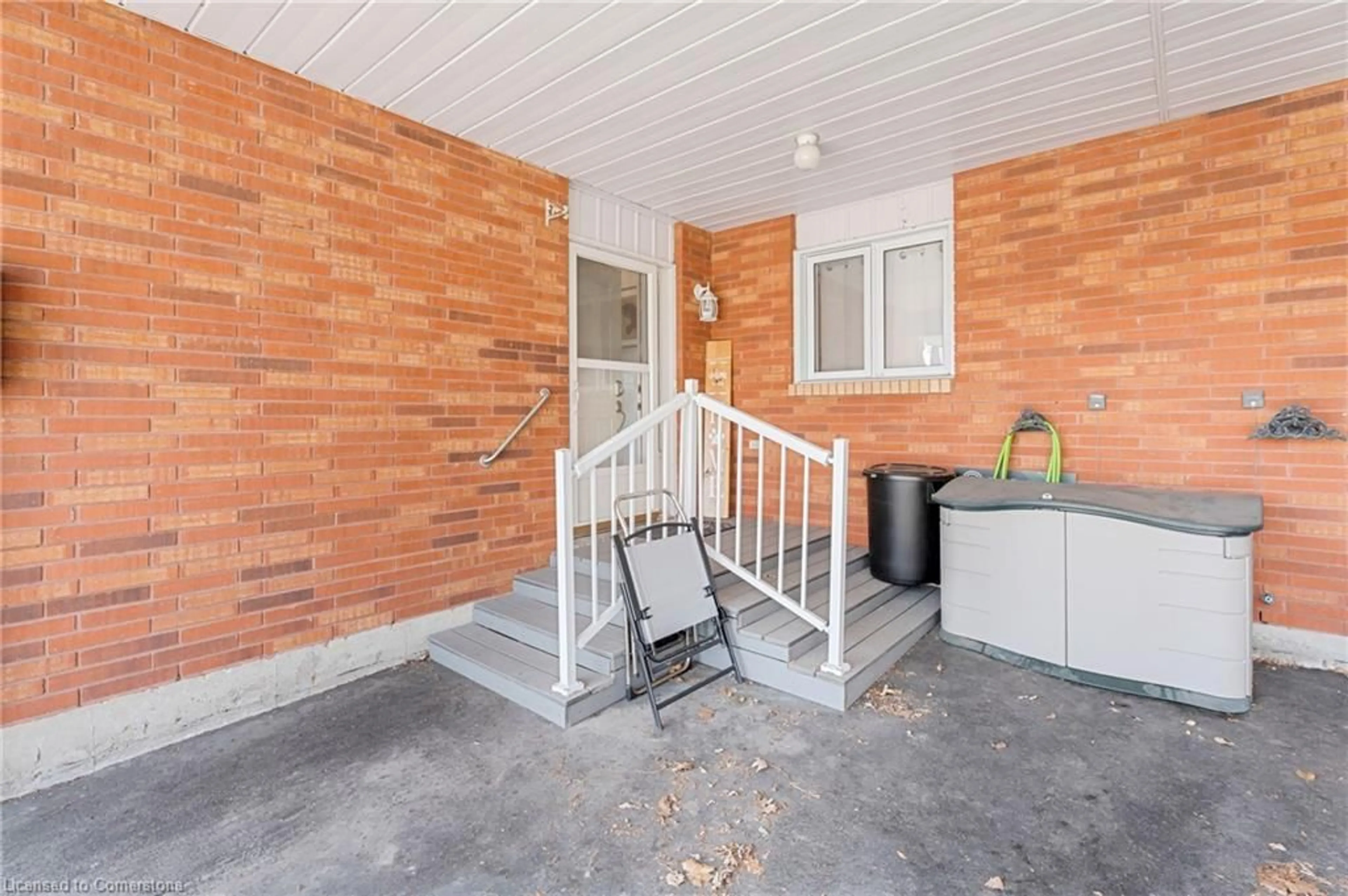 Patio, street for 31 Kinross St St #8, Caledonia Ontario N3W 1J7