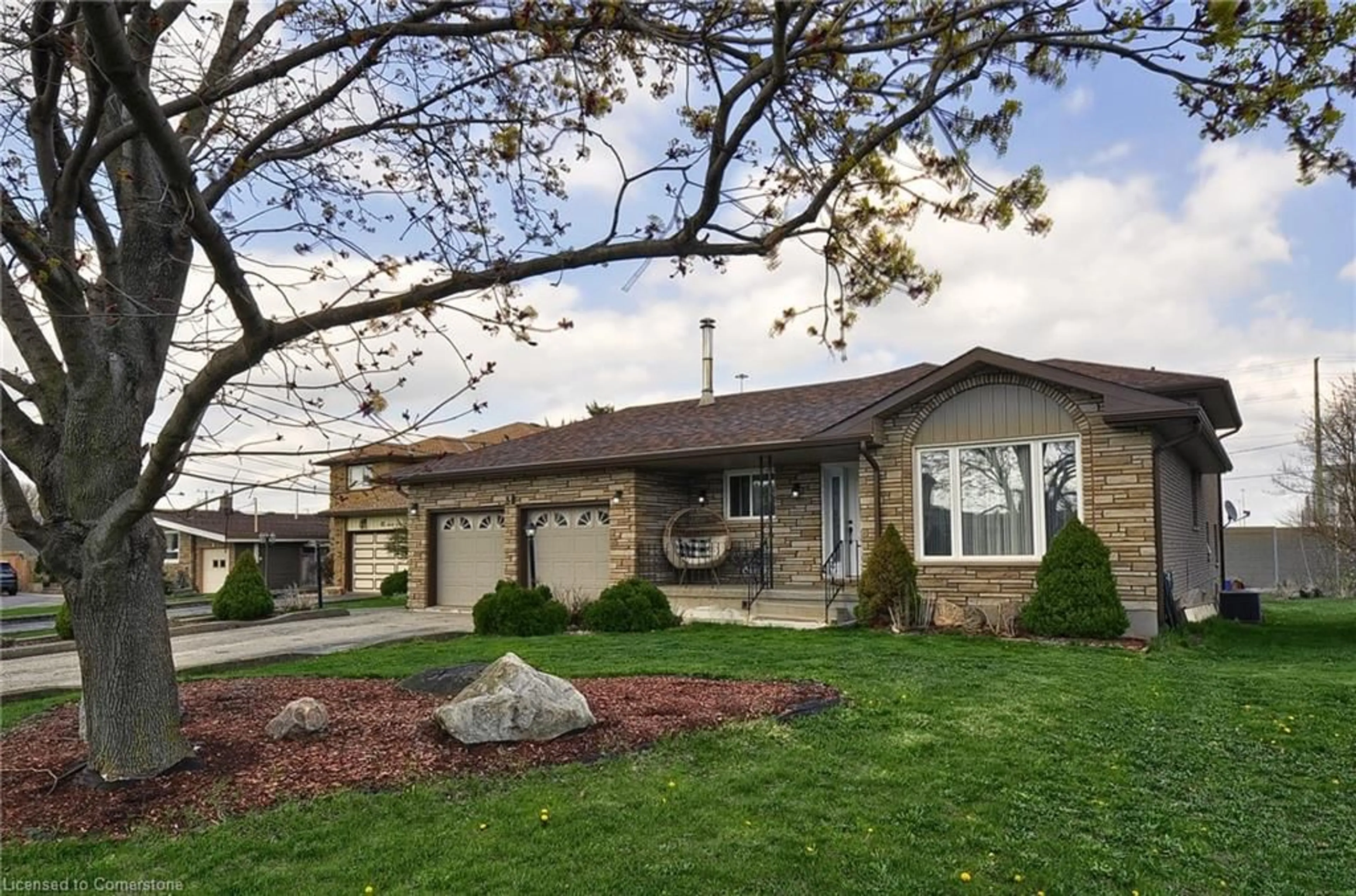 Home with vinyl exterior material, street for 39 Wayne Ave, Cambridge Ontario N1R 5L2